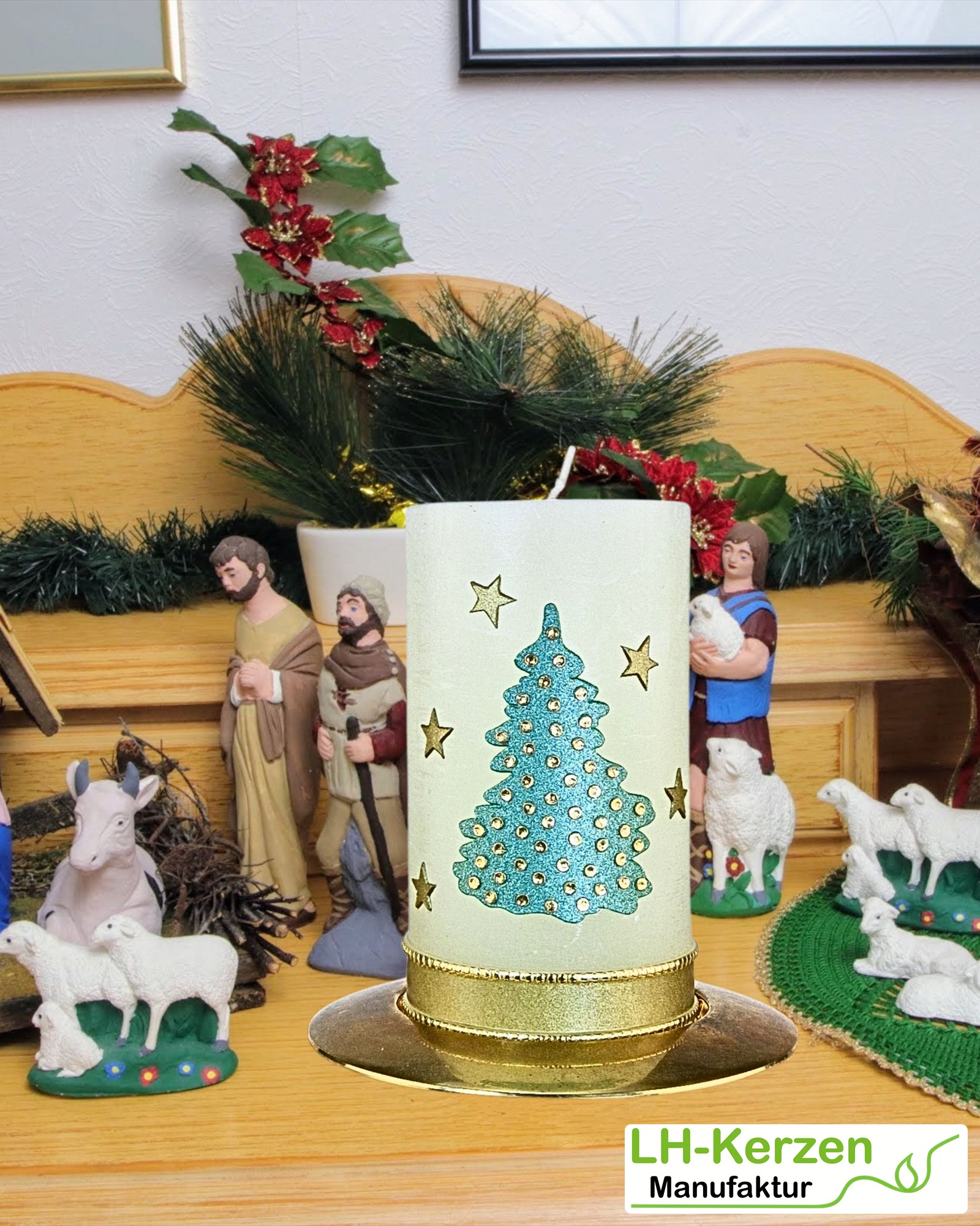 Rustik Weihnachtskerze Tannenzauber in Elfenbein und Grün mit Goldakzenten, Tannenbaum und Sternen