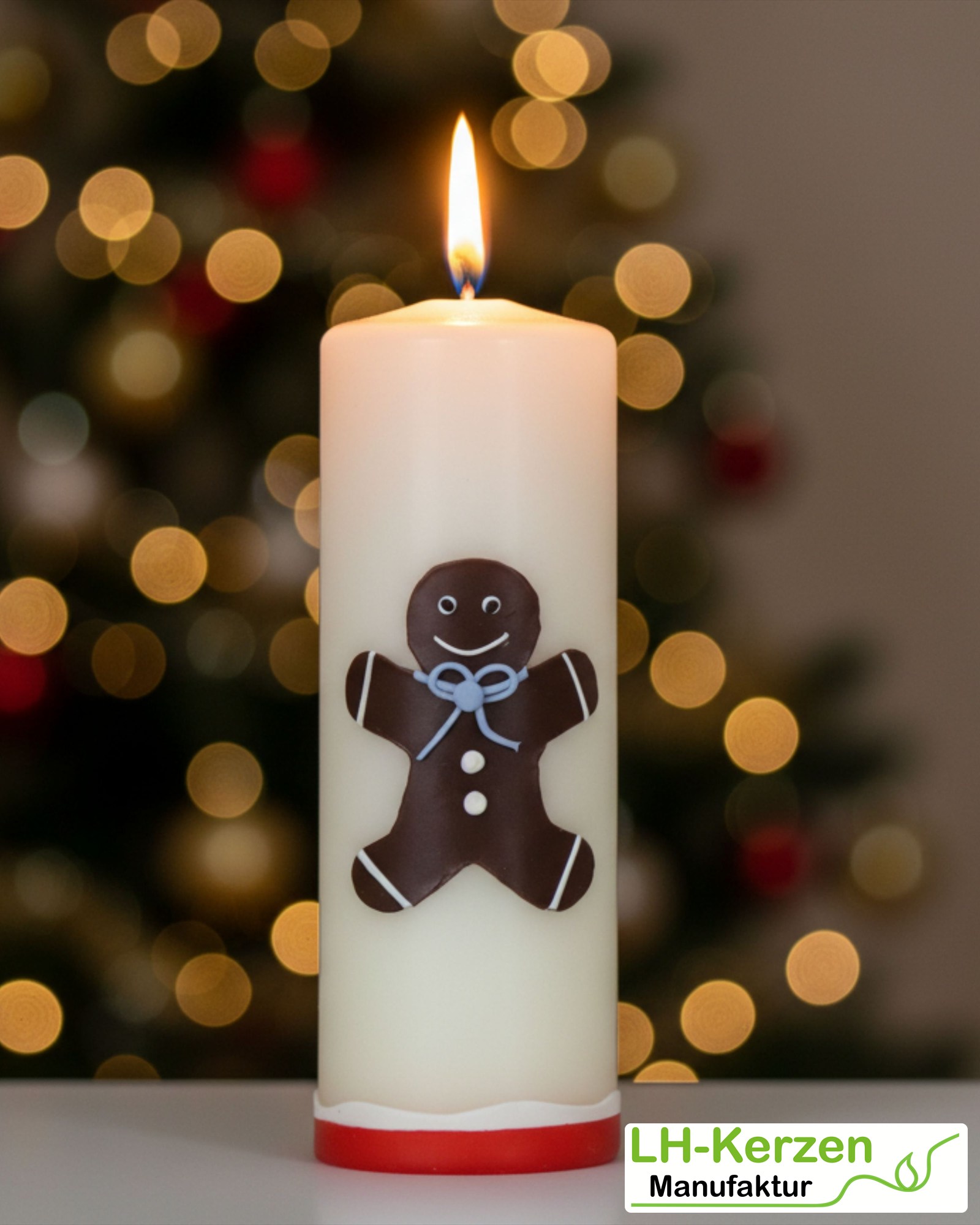 cremefarbige Weihnachtskerze mit Lebkuchenmann