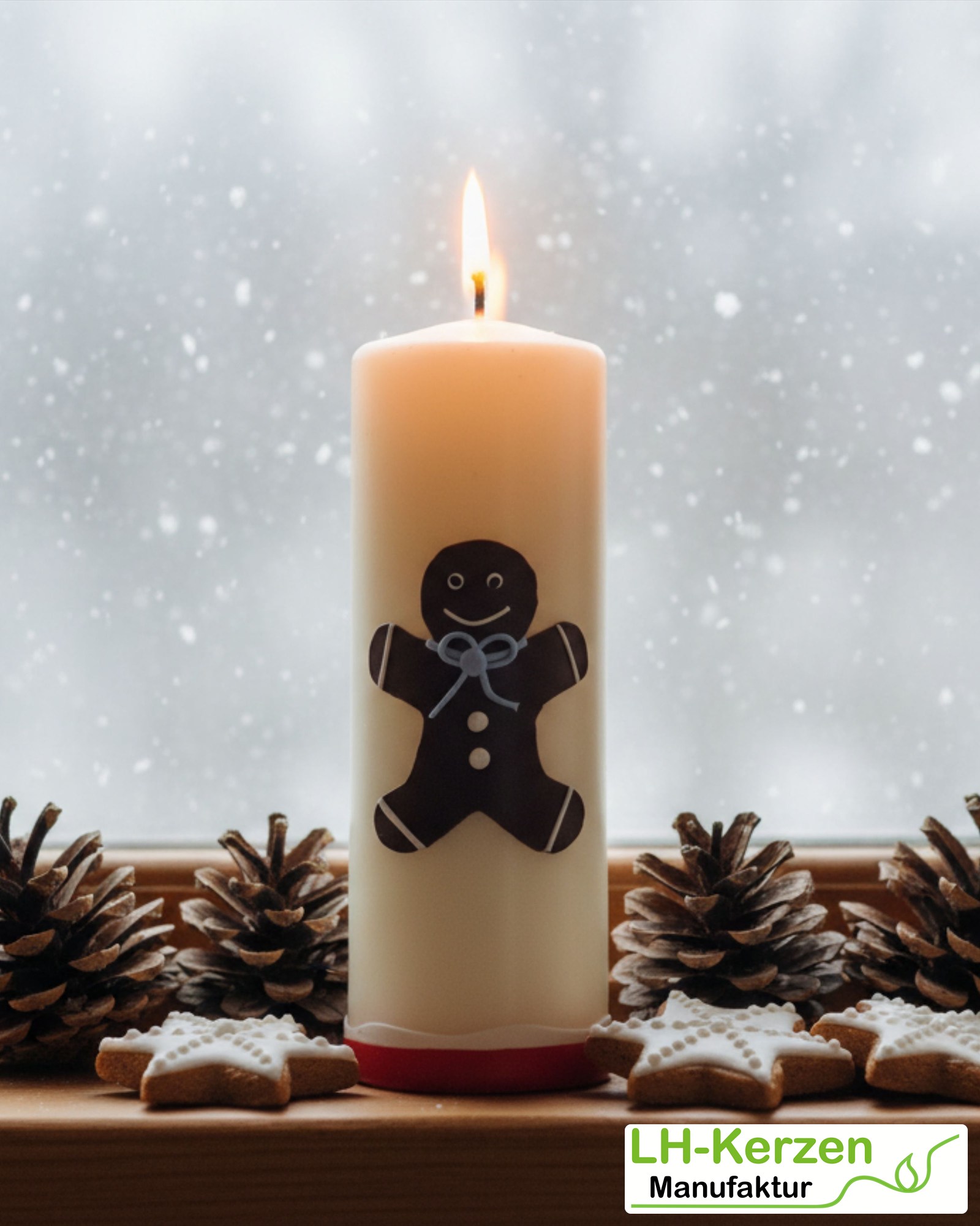 cremefarbige Weihnachtskerze mit Lebkuchenmann