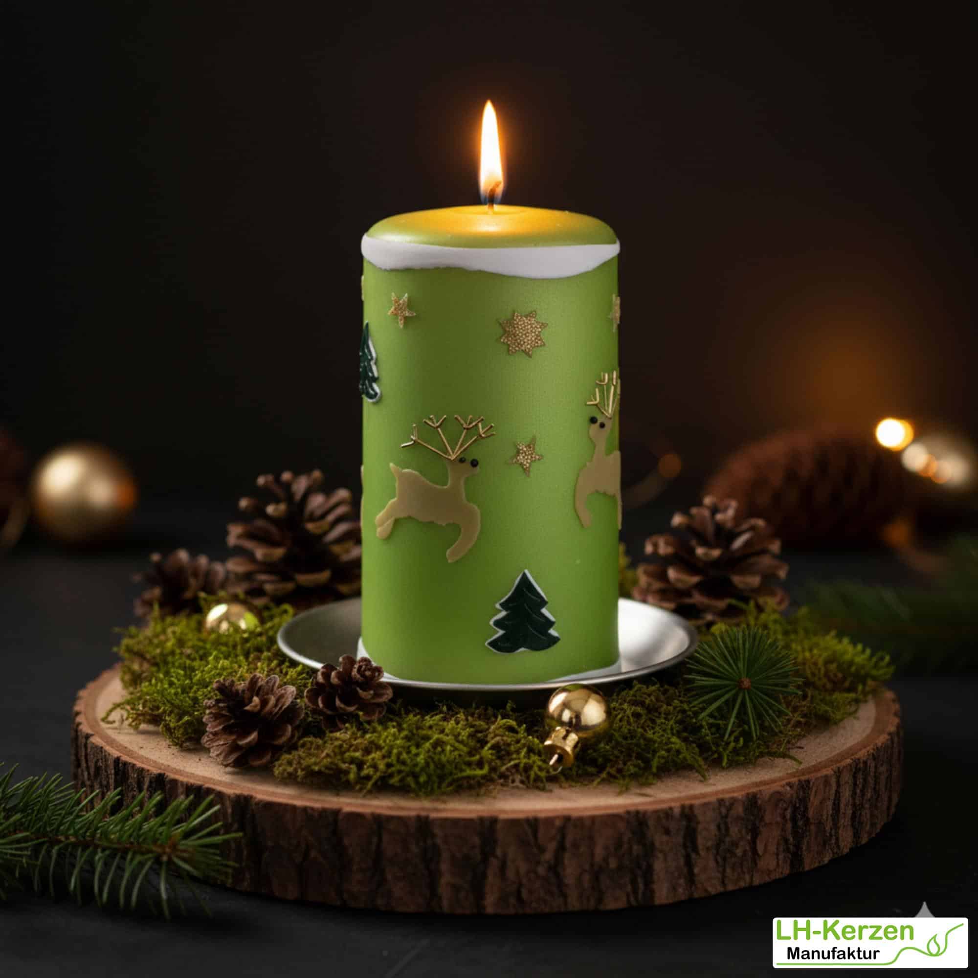 Grüne Weihnachtskerze mit Rentieren, Tannen & Sternen – Deko Idee Weihnachten