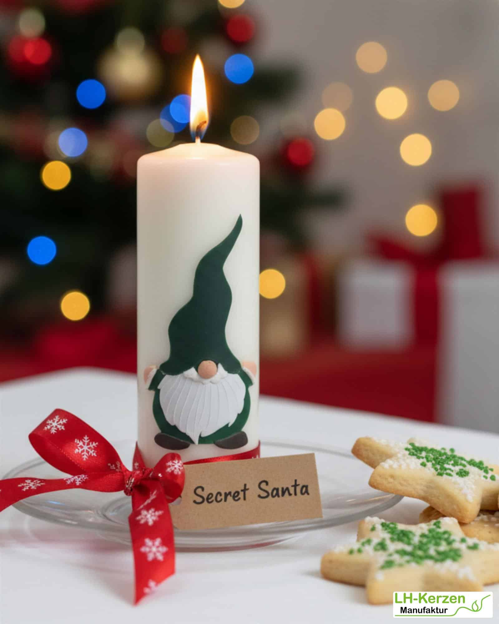 Wichtelkerze in elfenbein, Stumpenkerze mit Weihnachtswichtel, personalisierbar, Wichtelgeschenk