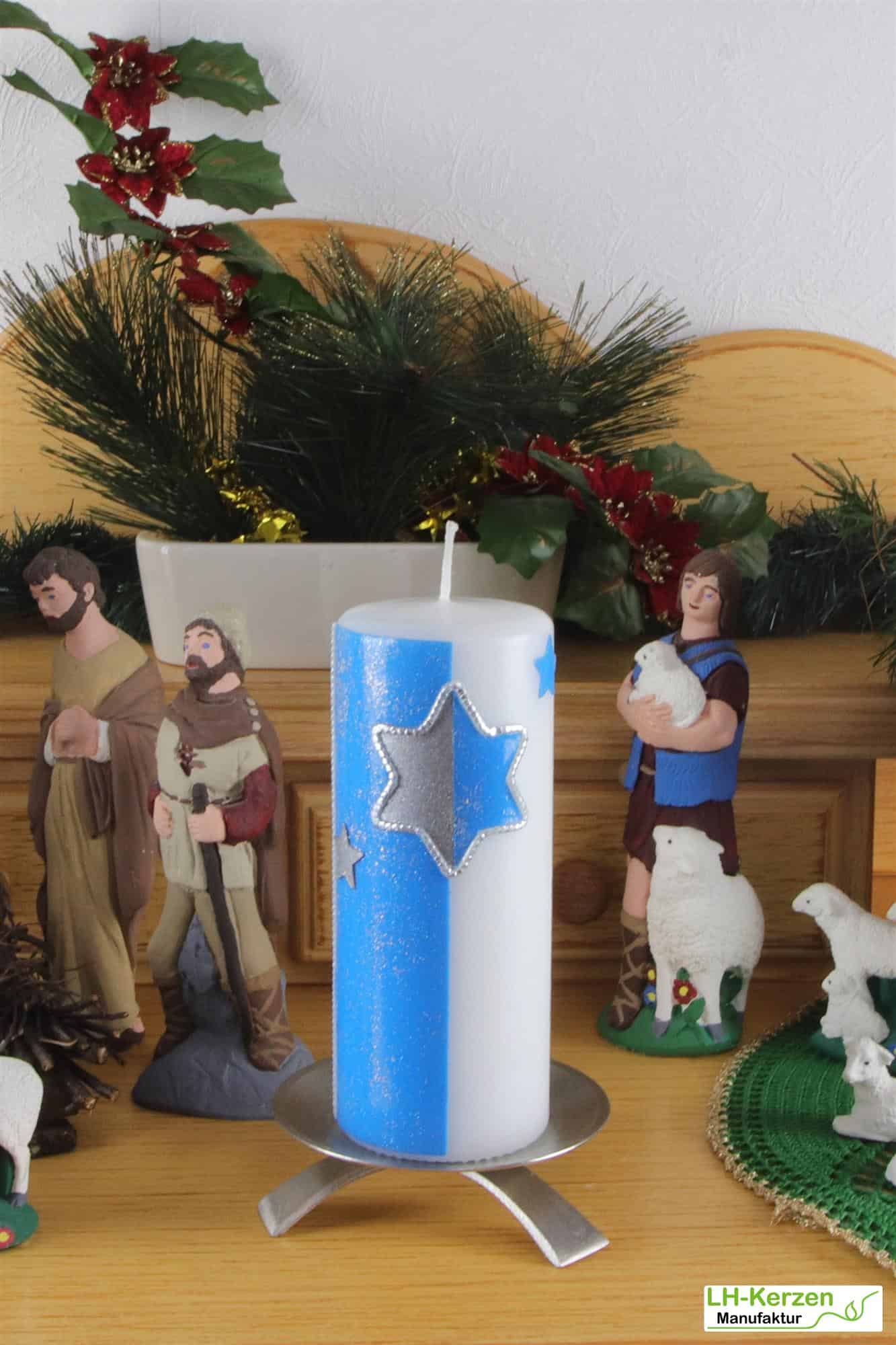 weiße Weihnachtskerze mit blauem Stern