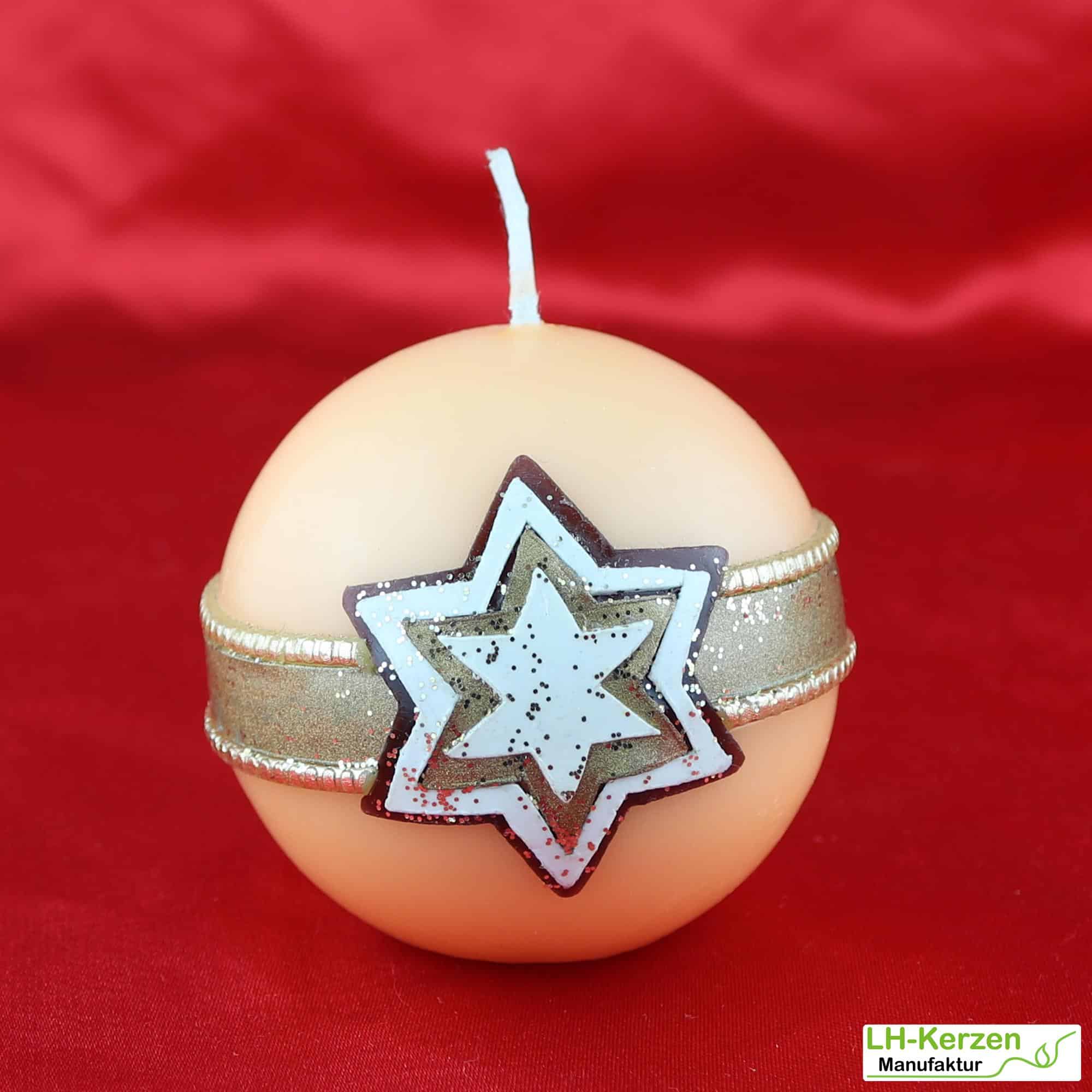 Orangene Weihnachtskerze mit waagerechtem Sternenband