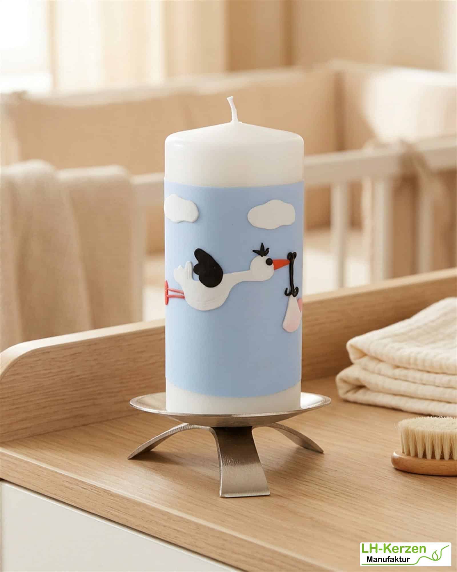 Geburtskerze personalisierbar mit fliegendem Storch auf blauem Himmel mit Wolken, Geschenk Geburt