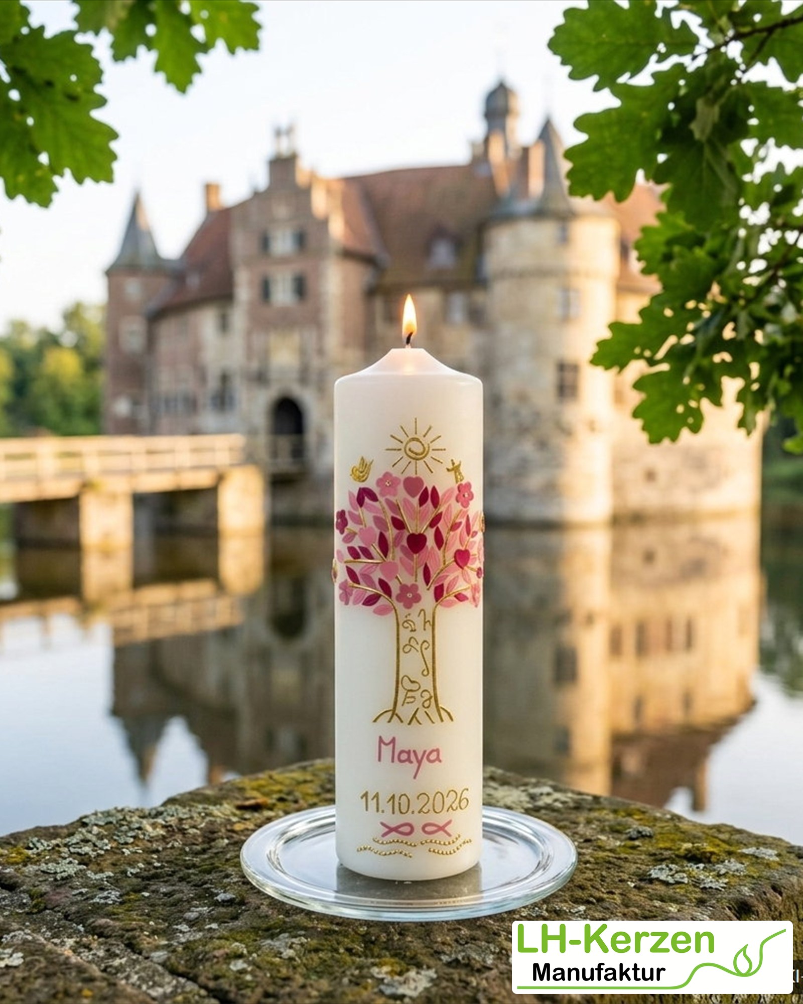 Taufkerze Lebensbaum in Rosa-Pink-Gold mit Sonne, Engeln und Fischen – handverziert