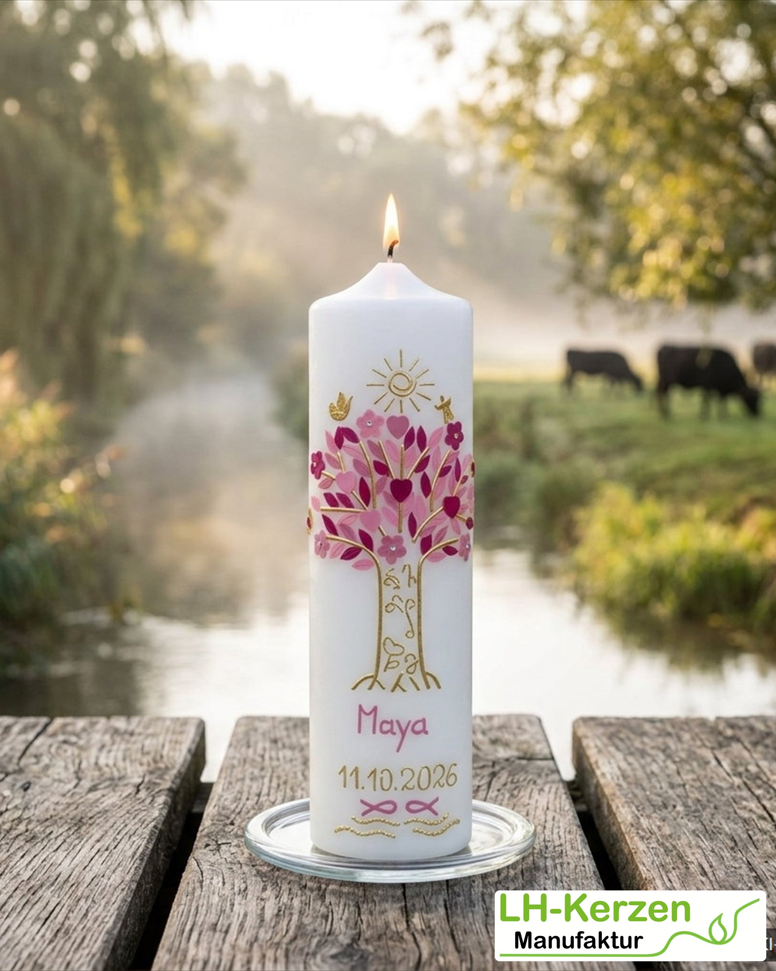 Taufkerze Lebensbaum in Rosa-Pink-Gold mit Sonne, Engeln und Fischen – handverziert