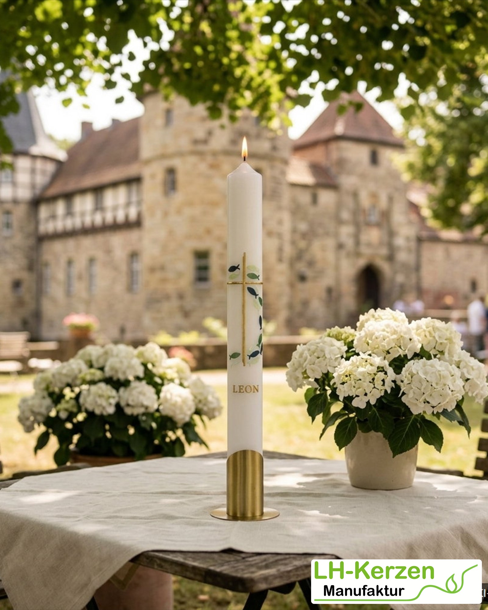 Schlanke Taufkerze mit goldenem Kreuz und Fischranke in Grün-Blau – handverziert