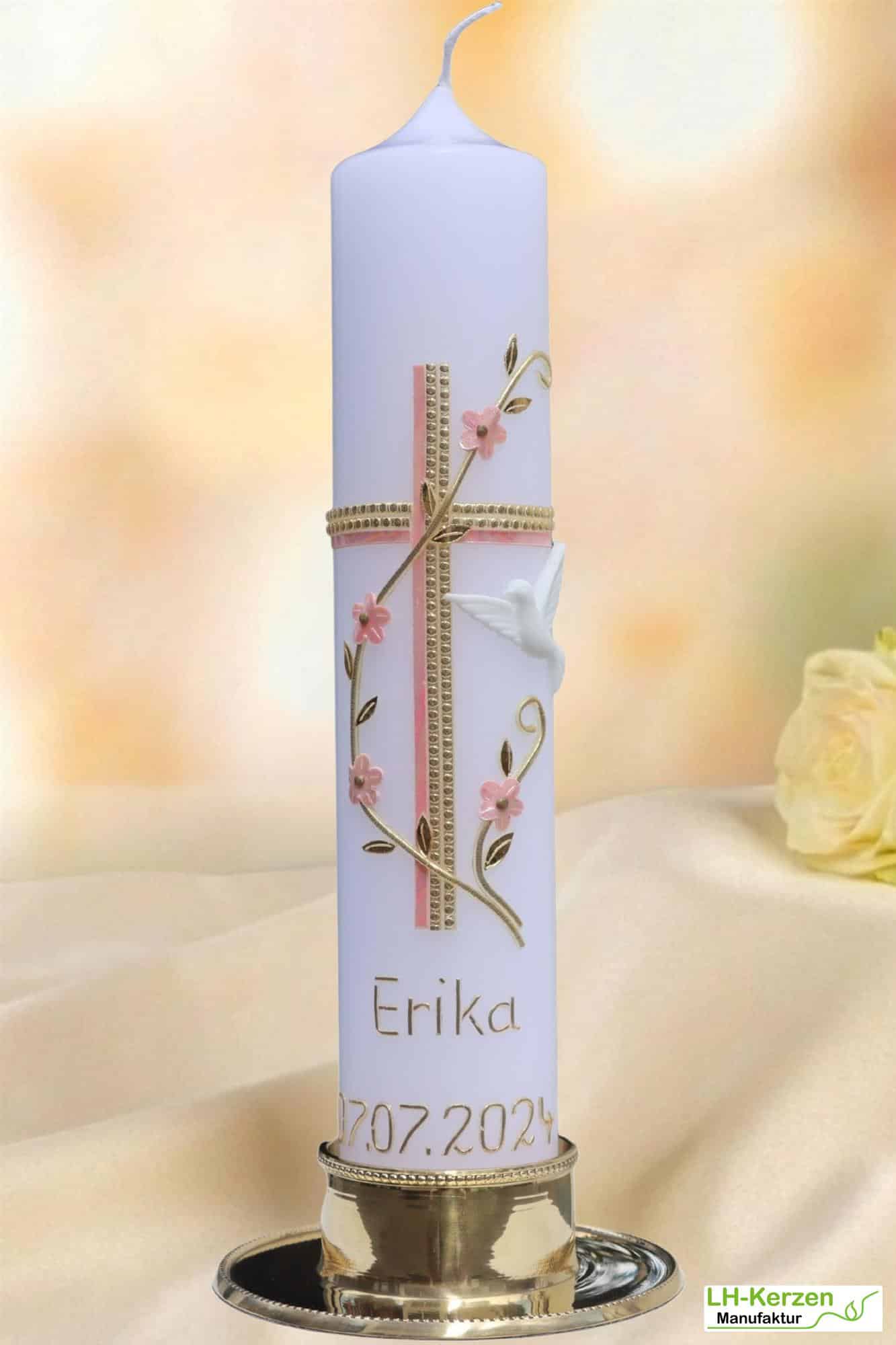 Weiße Taufkerze mit Blumenranke, Taube & zweifarbigem Kreuz – handverziert & personalisierbar