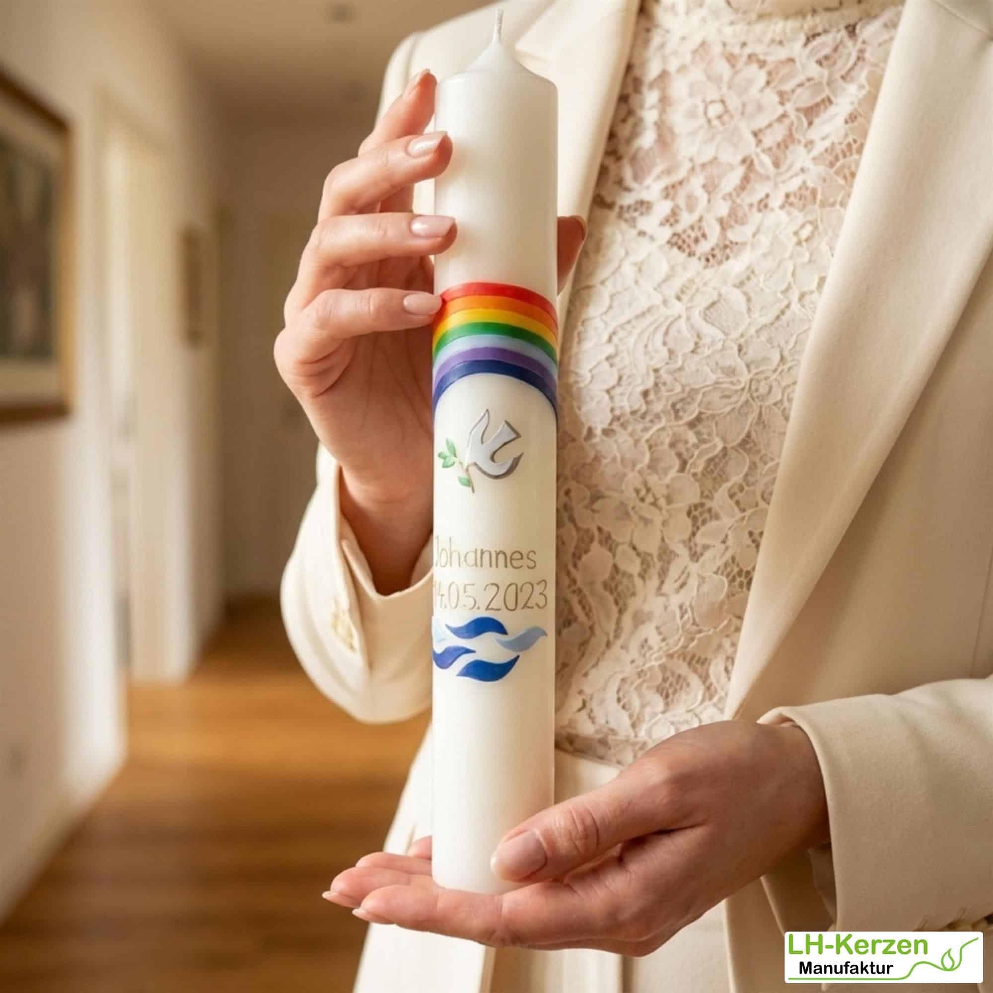 Taufkerze Regenbogen & Taube – handverziert, personalisierbar, verschiedene Größen