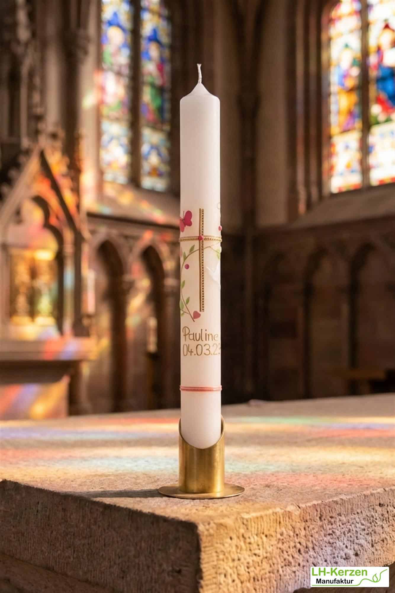 Taufkerze mit Kreuz, Taube, Schmetterling & Blattranke – handverziert, personalisierbar