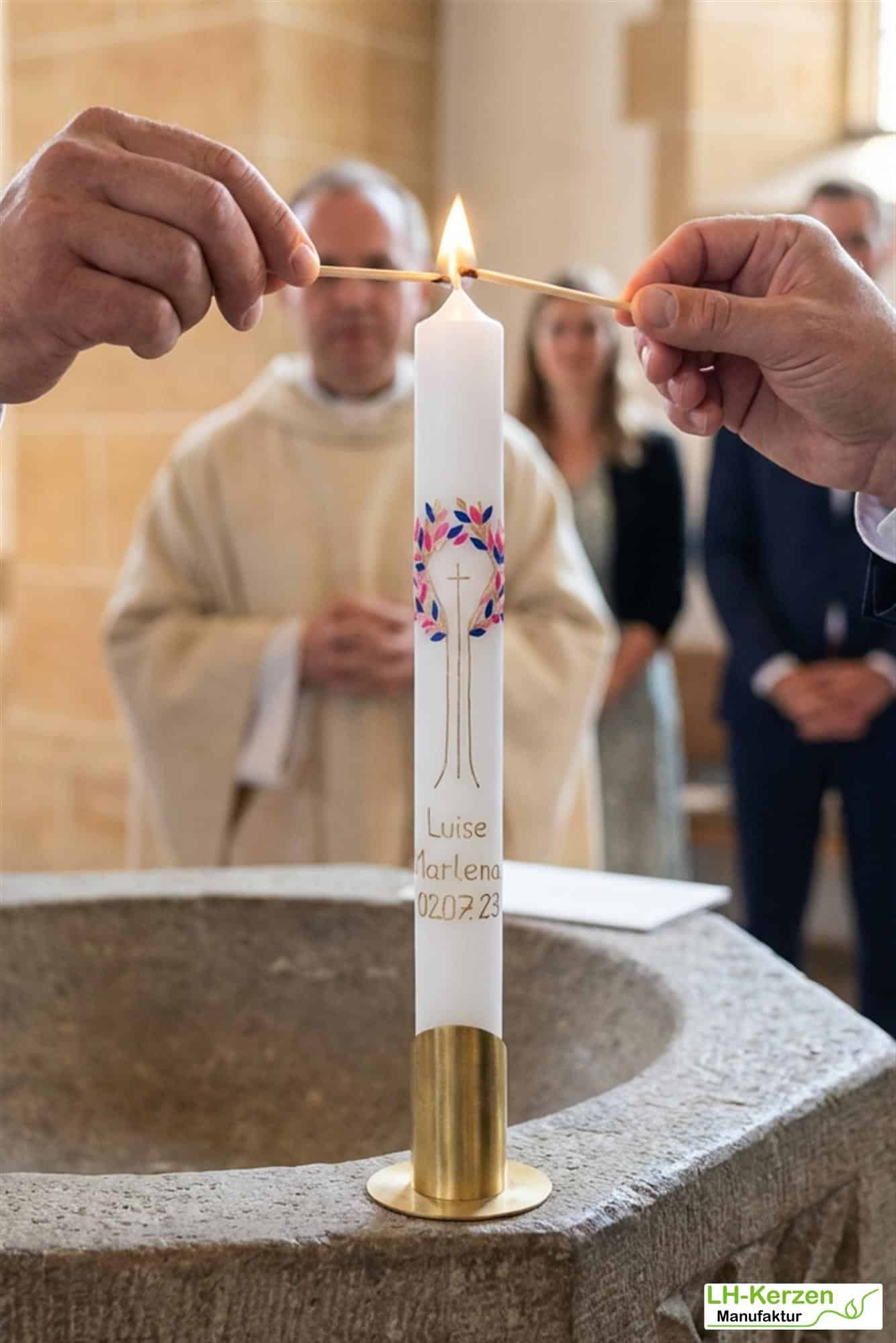 Taufkerze Lebensbaum bunt mit goldenem Kreuz – handverziert & personalisierbar mit Namen