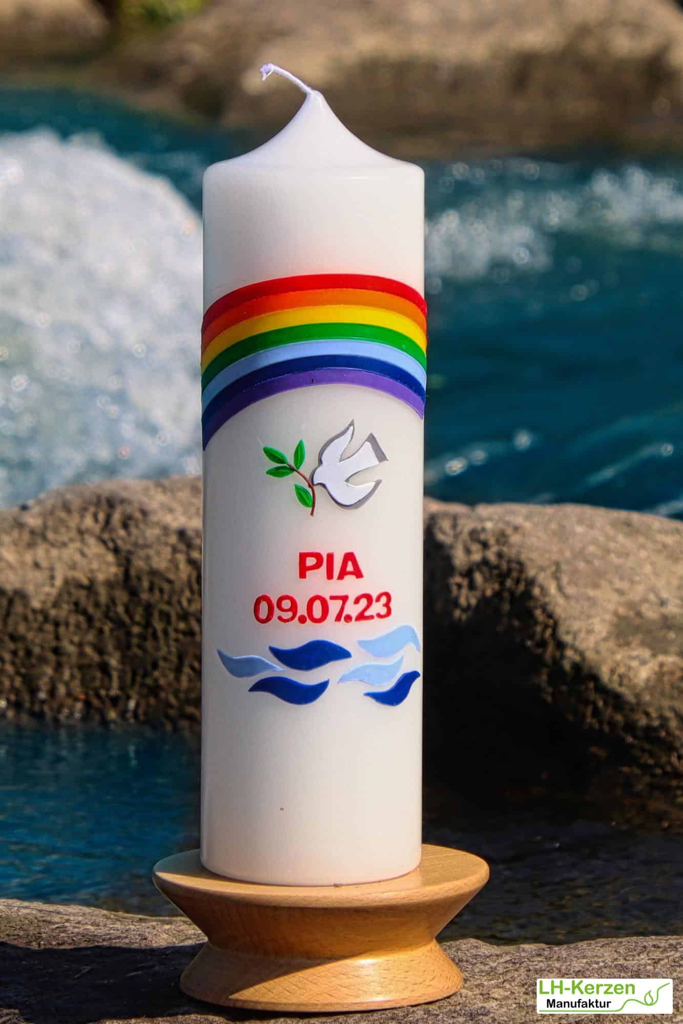 Taufkerze mit Regenbogen, Taube und Wellen, Stumpenkerze, personalisierbar mit Namen und Datum