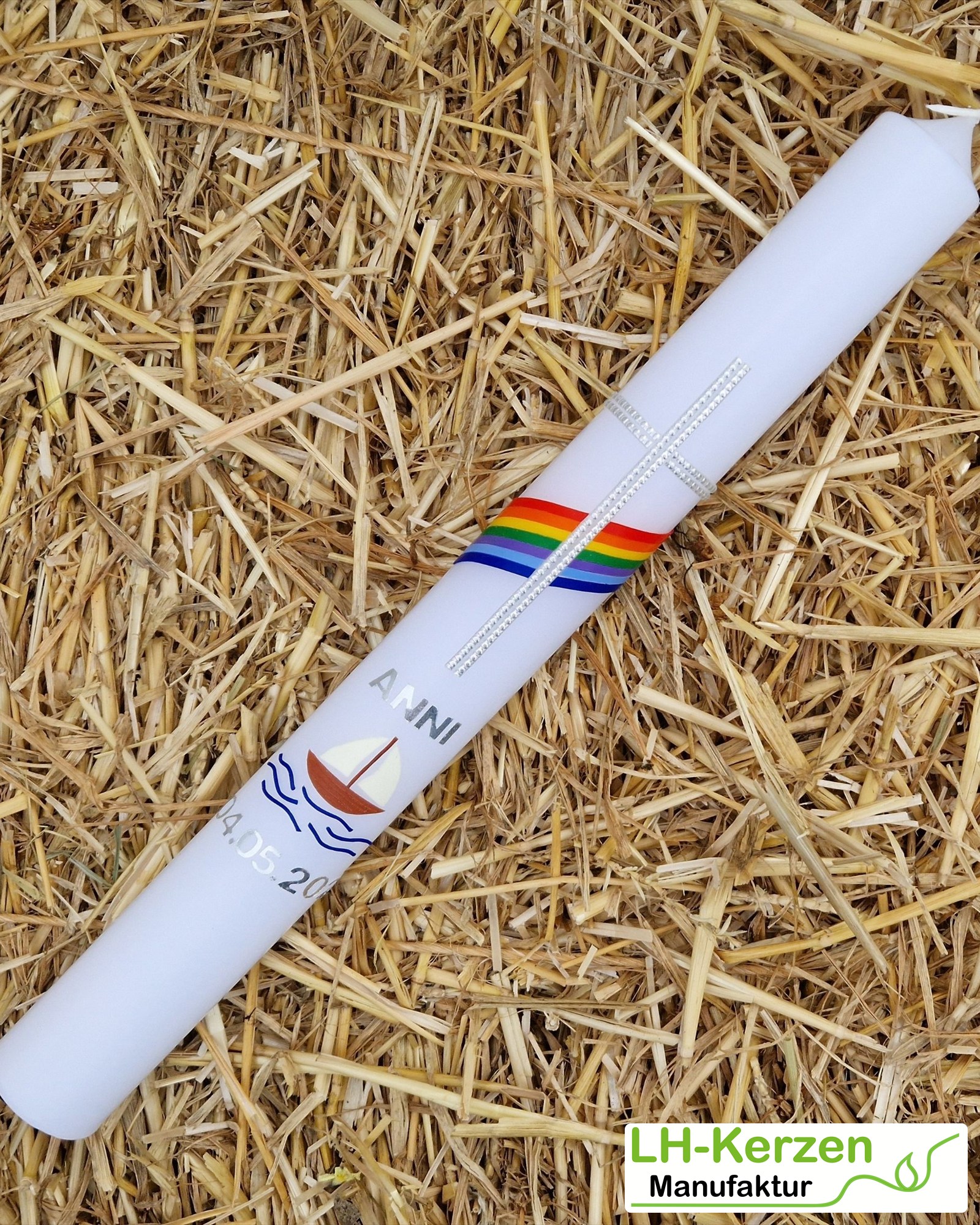 Schlanke Taufkerze Regenbogen mit Kreuz, Schiff & Wellen – handverziert, personalisierbar