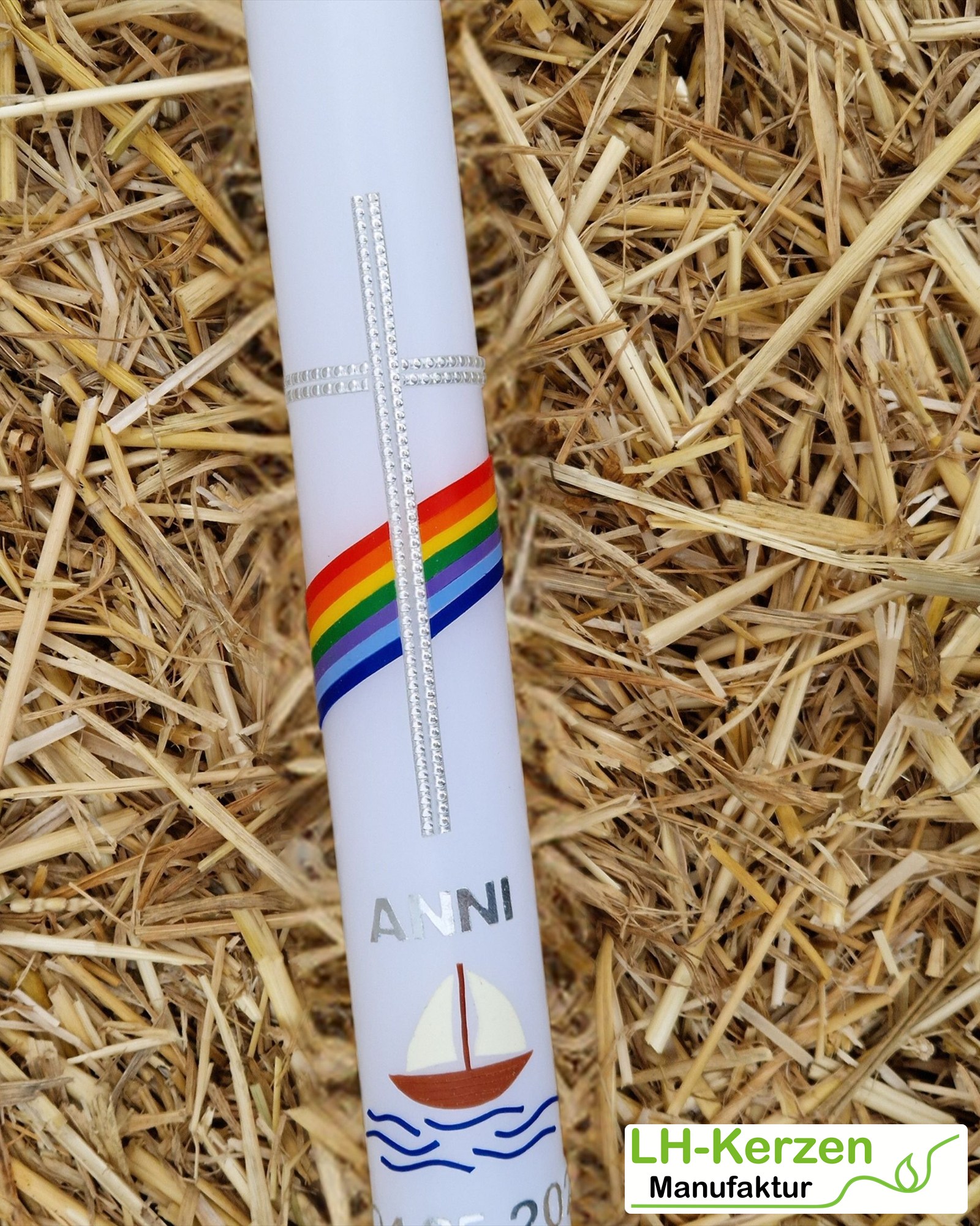 Schlanke Taufkerze Regenbogen mit Kreuz, Schiff & Wellen – handverziert, personalisierbar