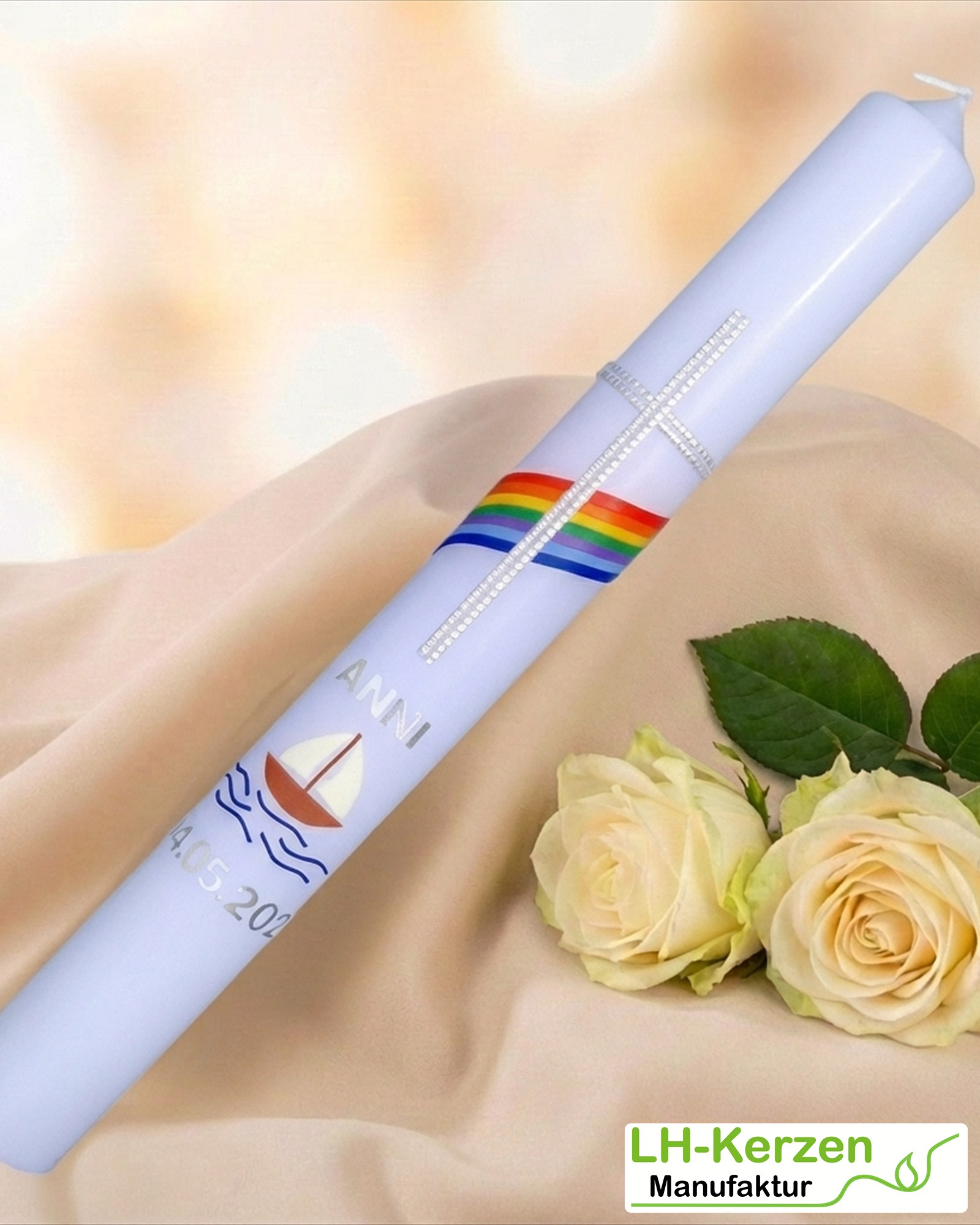 Schlanke Taufkerze Regenbogen mit Kreuz, Schiff & Wellen – handverziert, personalisierbar