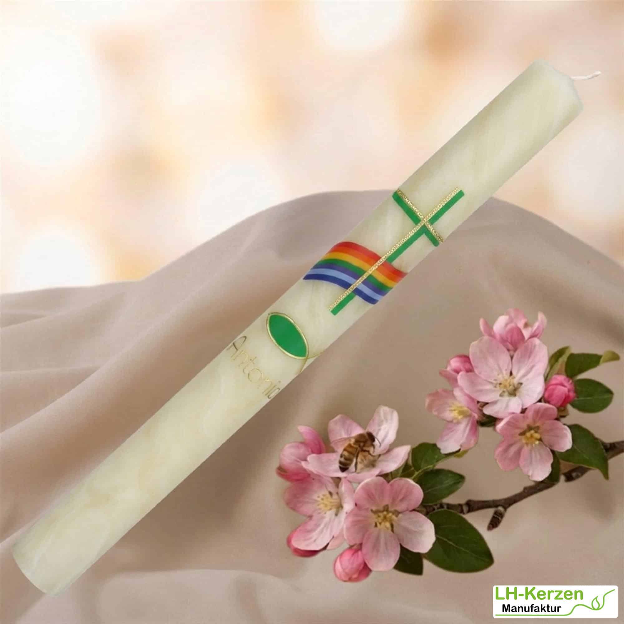 Bienenwachs-Taufkerze mit Regenbogen, grünem Kreuz und Fischsymbol – handverziert, personalisierbar