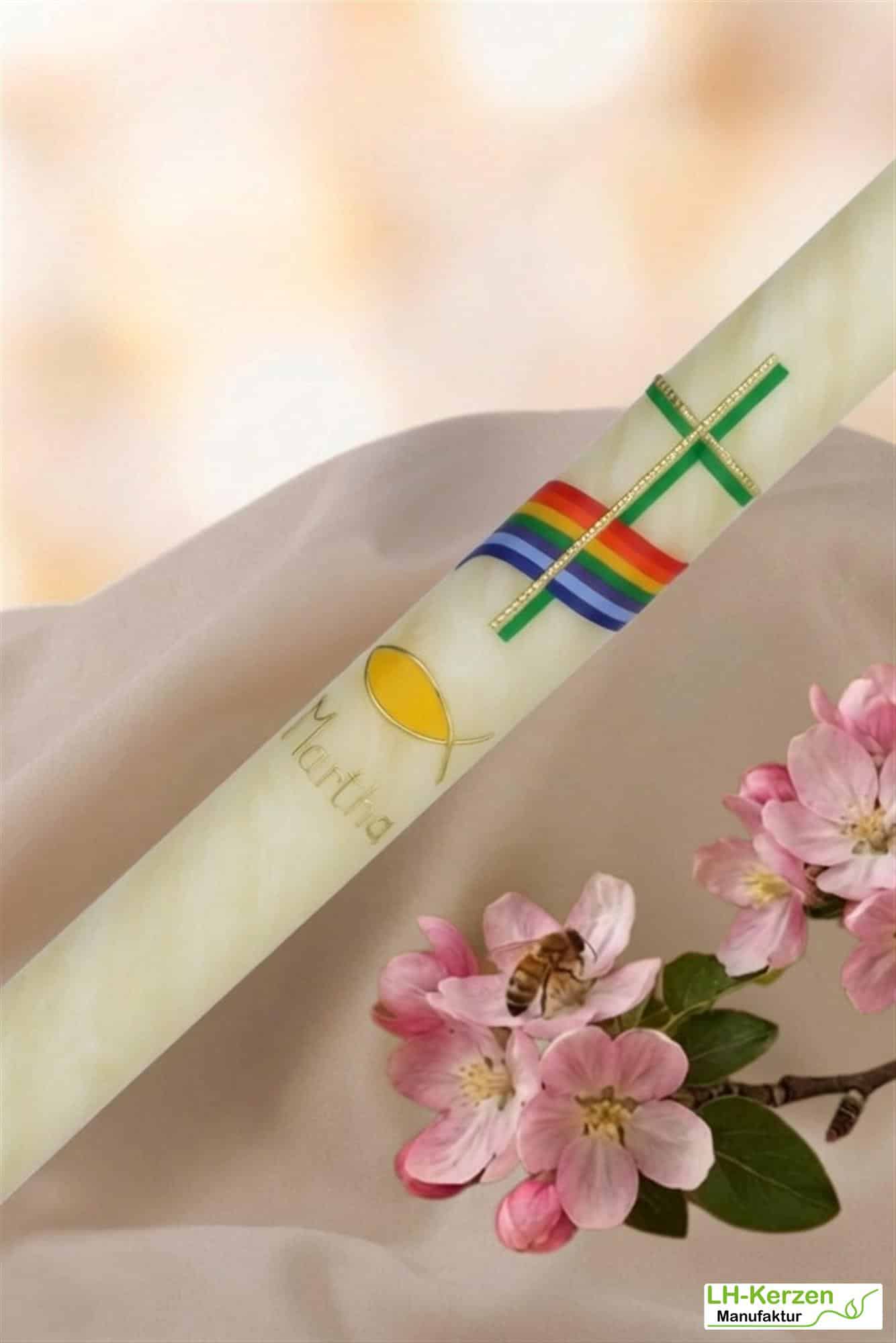 Bienenwachs-Taufkerze mit Regenbogen, grünem Kreuz und Fischsymbol – handverziert, personalisierbar