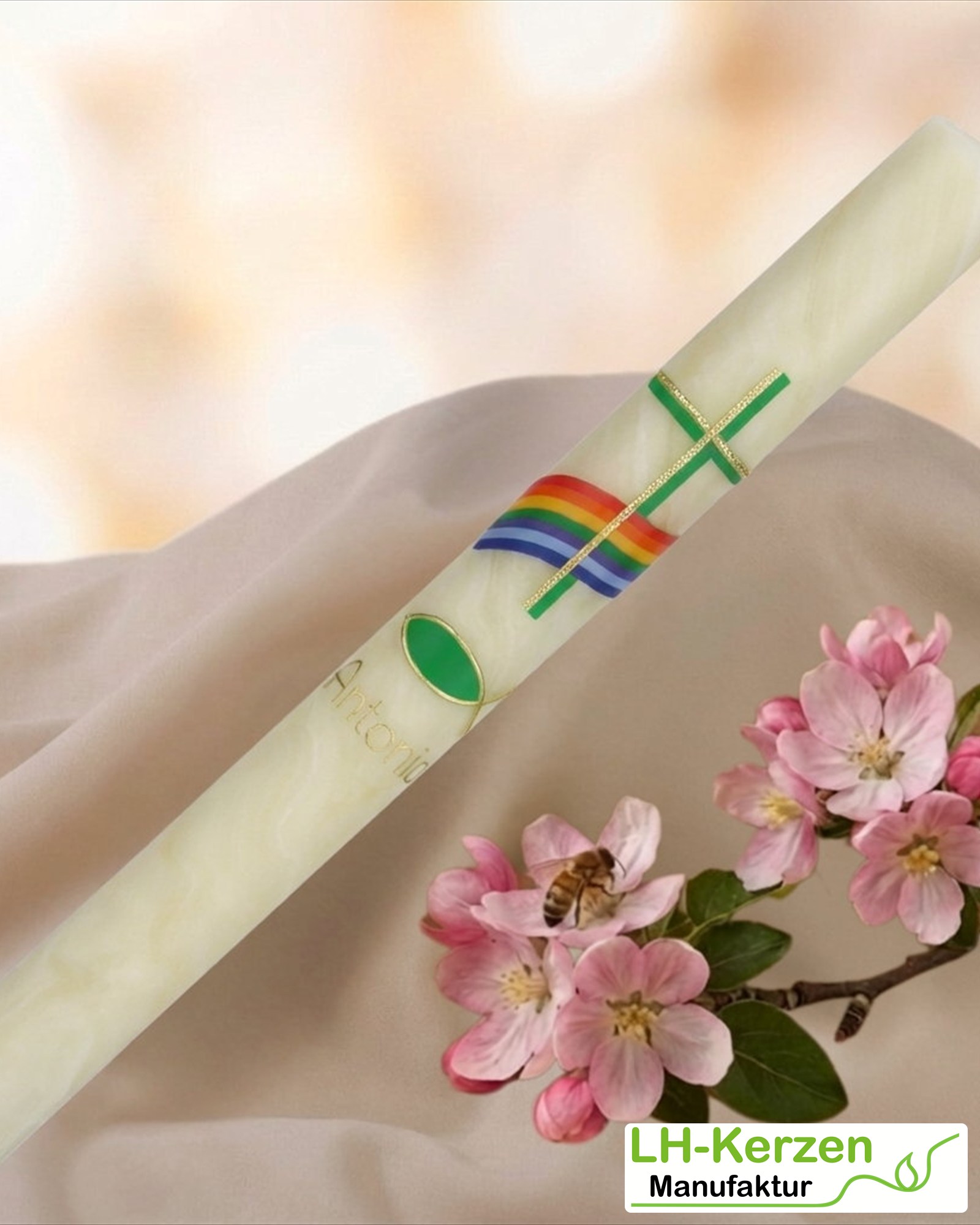 Bienenwachs-Taufkerze mit Regenbogen, grünem Kreuz und Fischsymbol – handverziert, personalisierbar