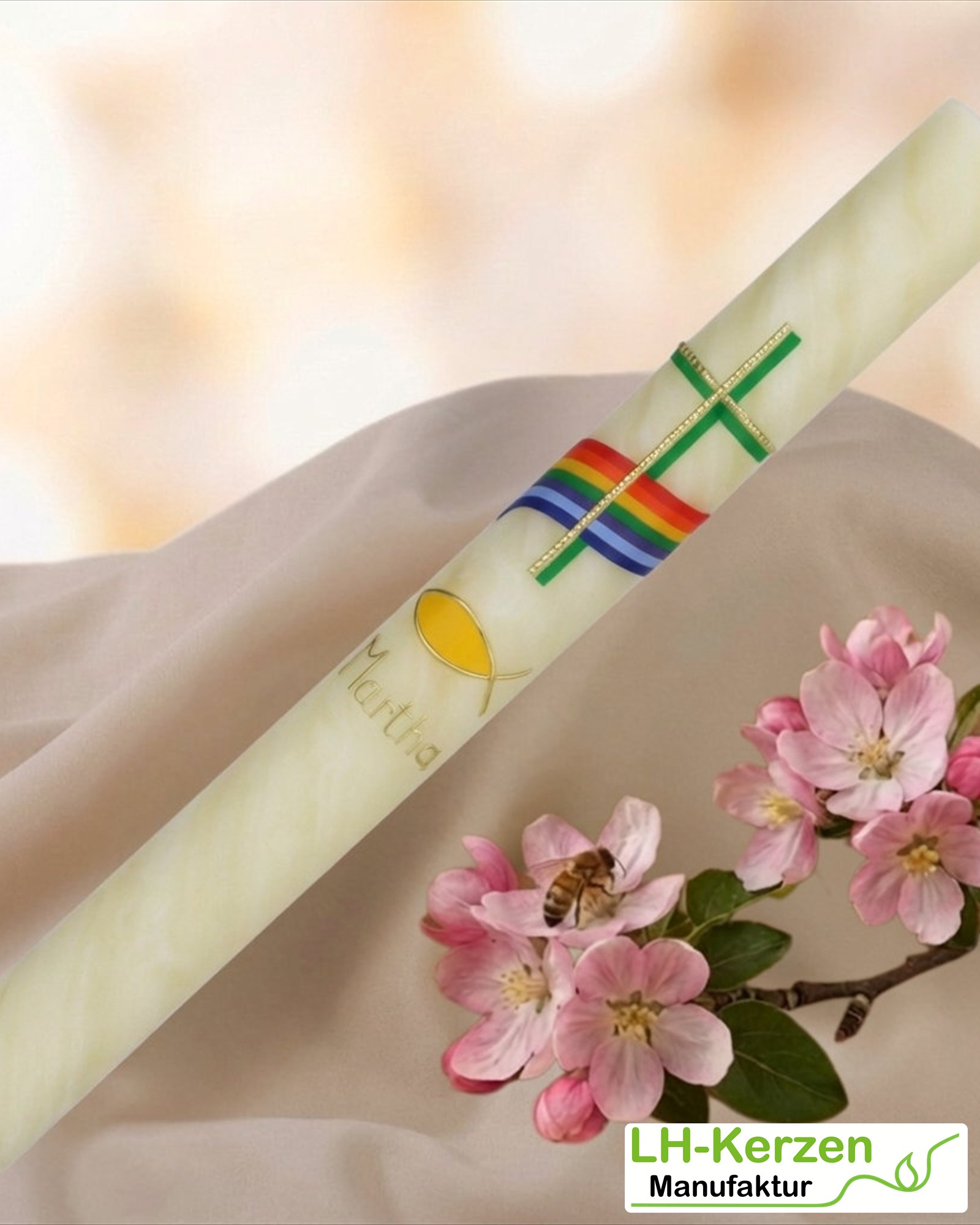 Bienenwachs-Taufkerze mit Regenbogen, grünem Kreuz und Fischsymbol – handverziert, personalisierbar