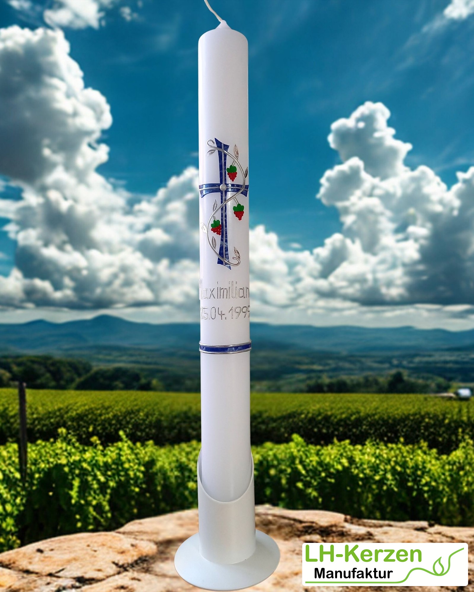 Handverzierte Taufkerze mit blau-silbernem Kreuz und feinen Weinranken, personalisierbar