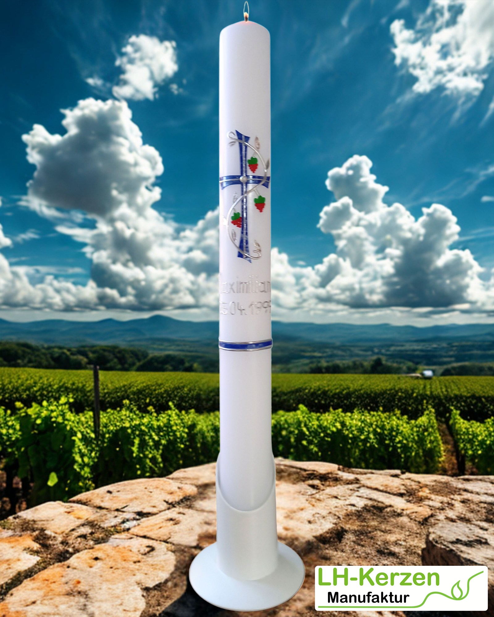 Handverzierte Taufkerze mit blau-silbernem Kreuz und feinen Weinranken, personalisierbar