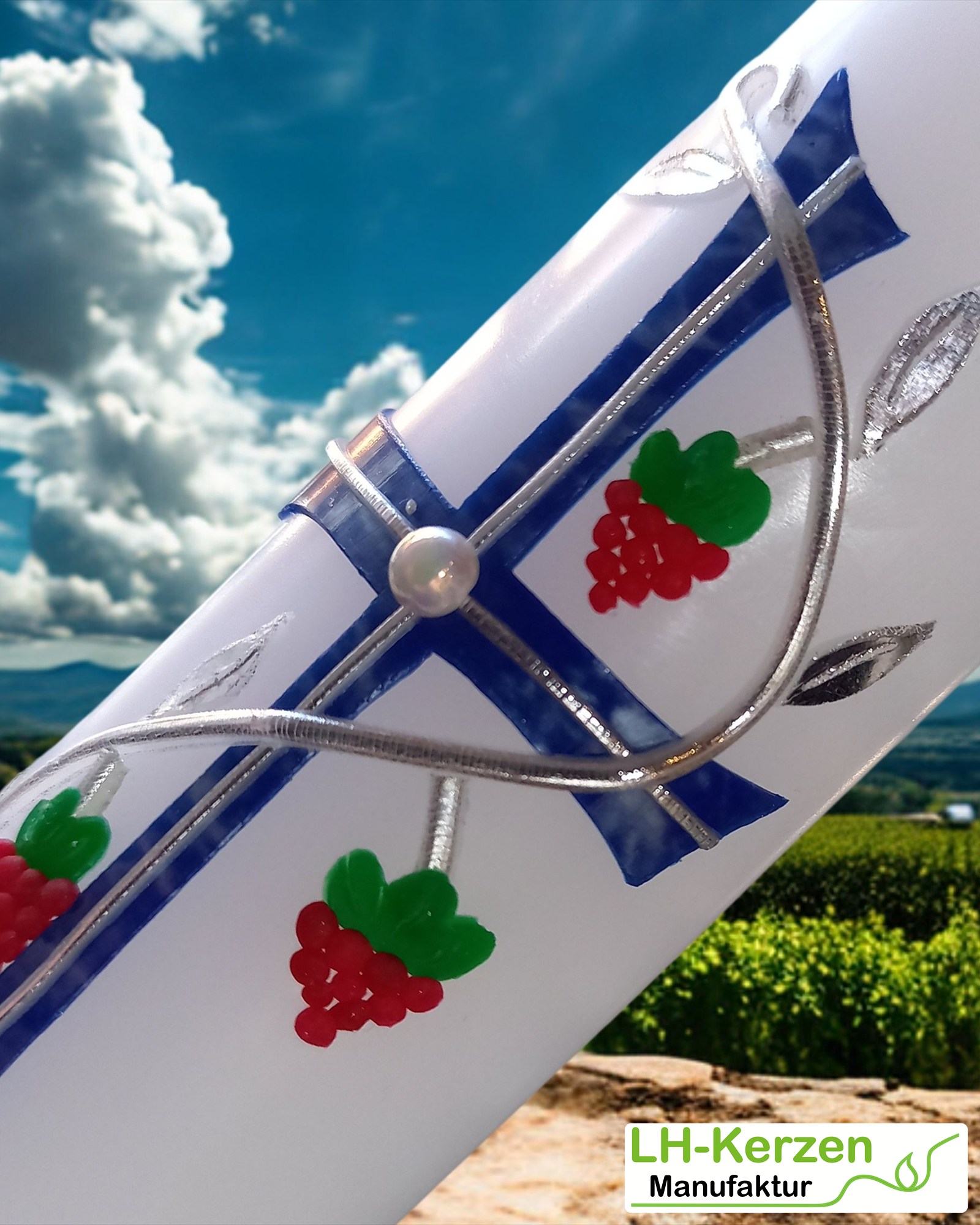 Handverzierte Taufkerze mit blau-silbernem Kreuz und feinen Weinranken, personalisierbar