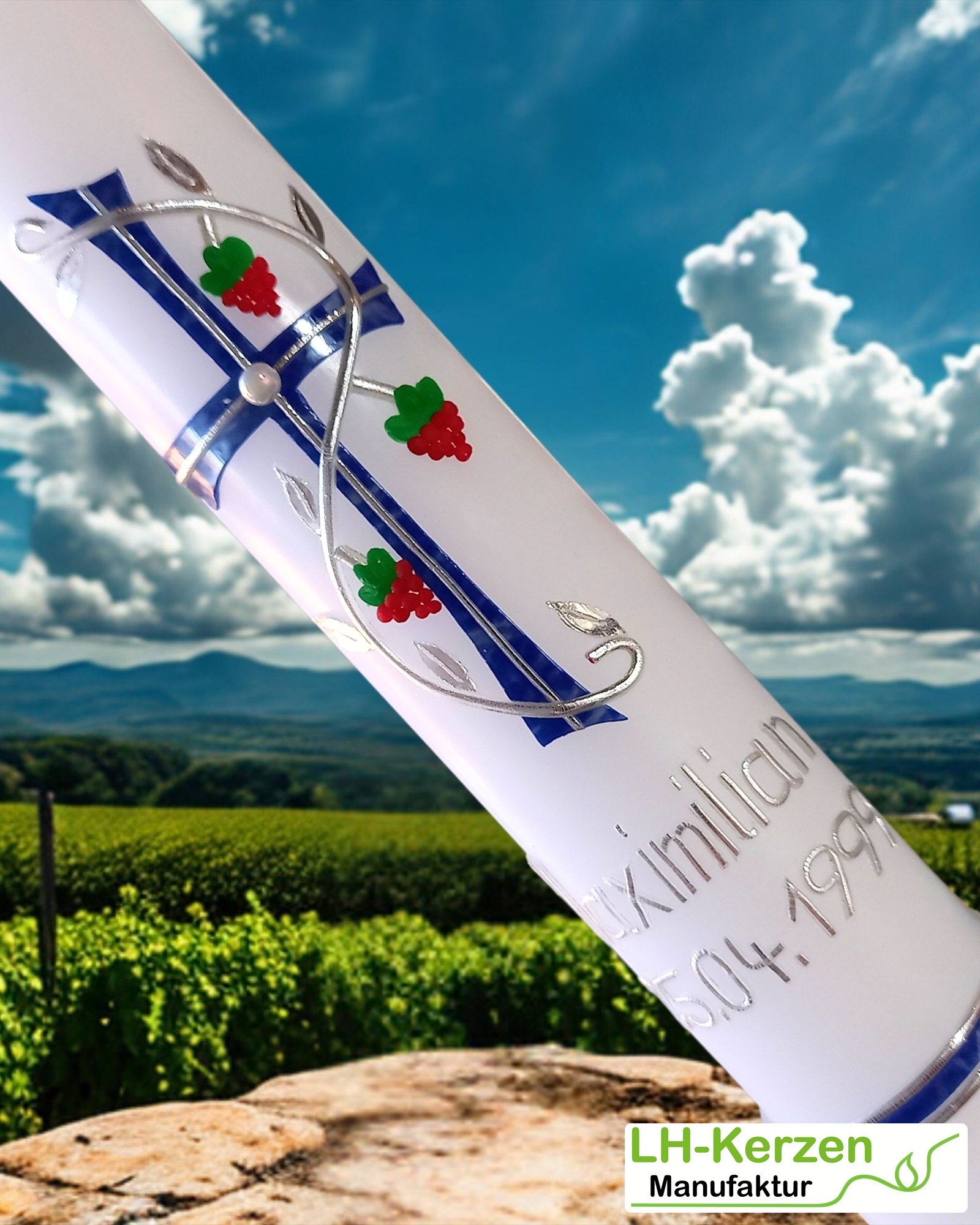 Handverzierte Taufkerze mit blau-silbernem Kreuz und feinen Weinranken, personalisierbar