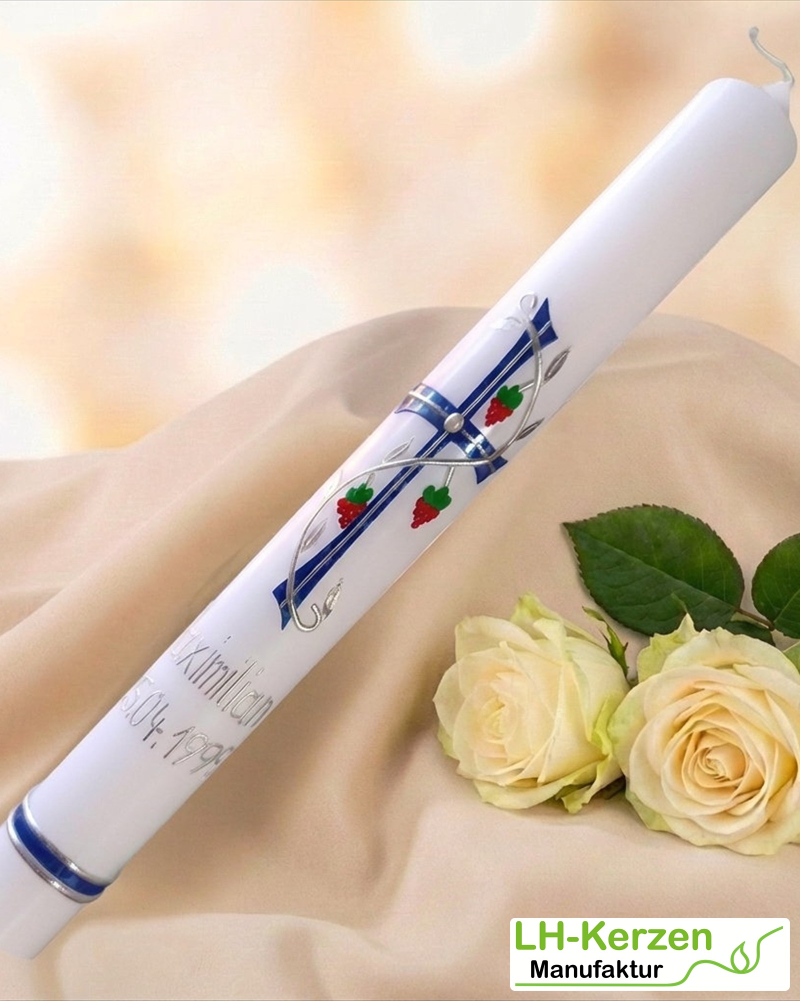 Handverzierte Taufkerze mit blau-silbernem Kreuz und feinen Weinranken, personalisierbar