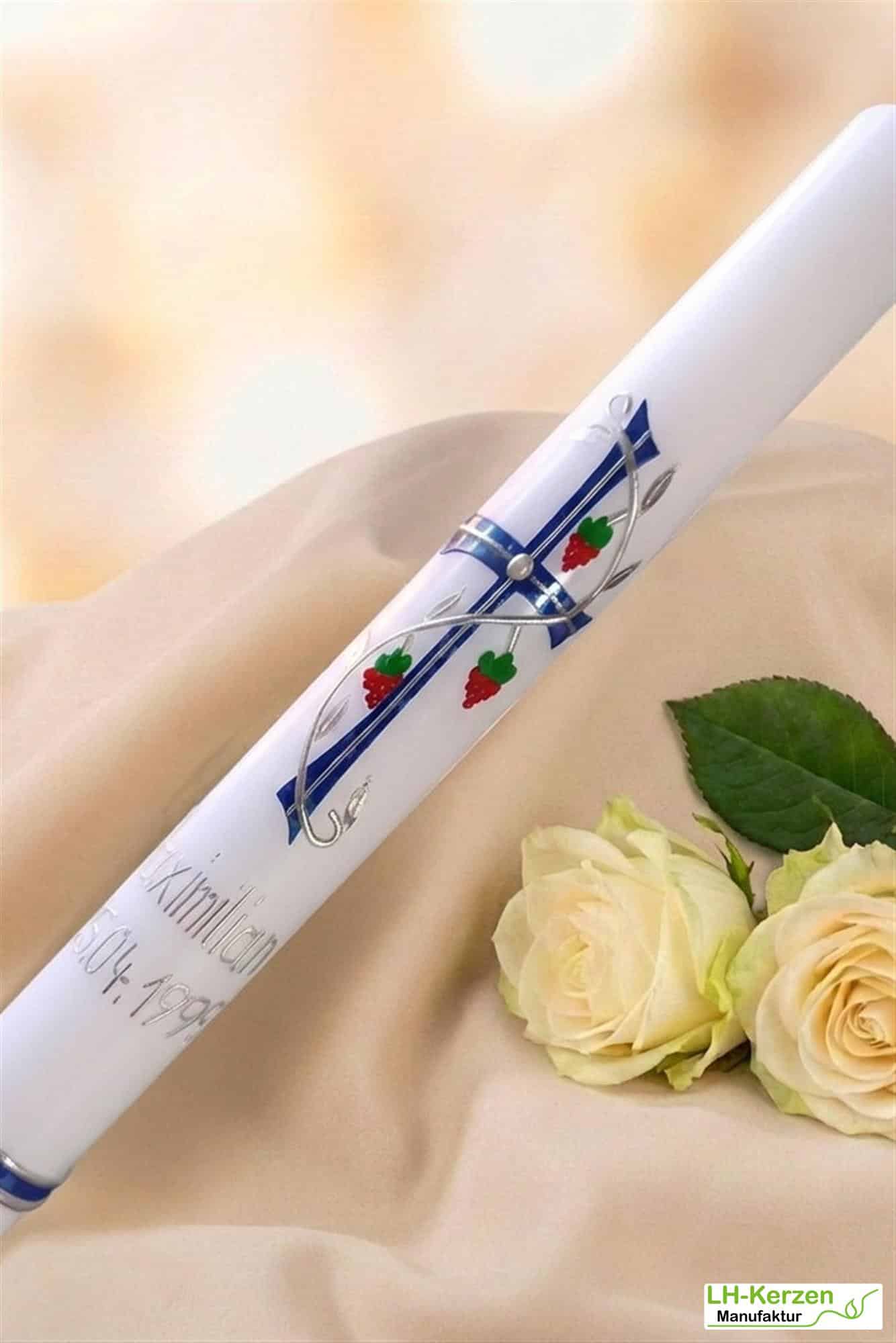 Handverzierte Taufkerze mit blau-silbernem Kreuz und feinen Weinranken, personalisierbar