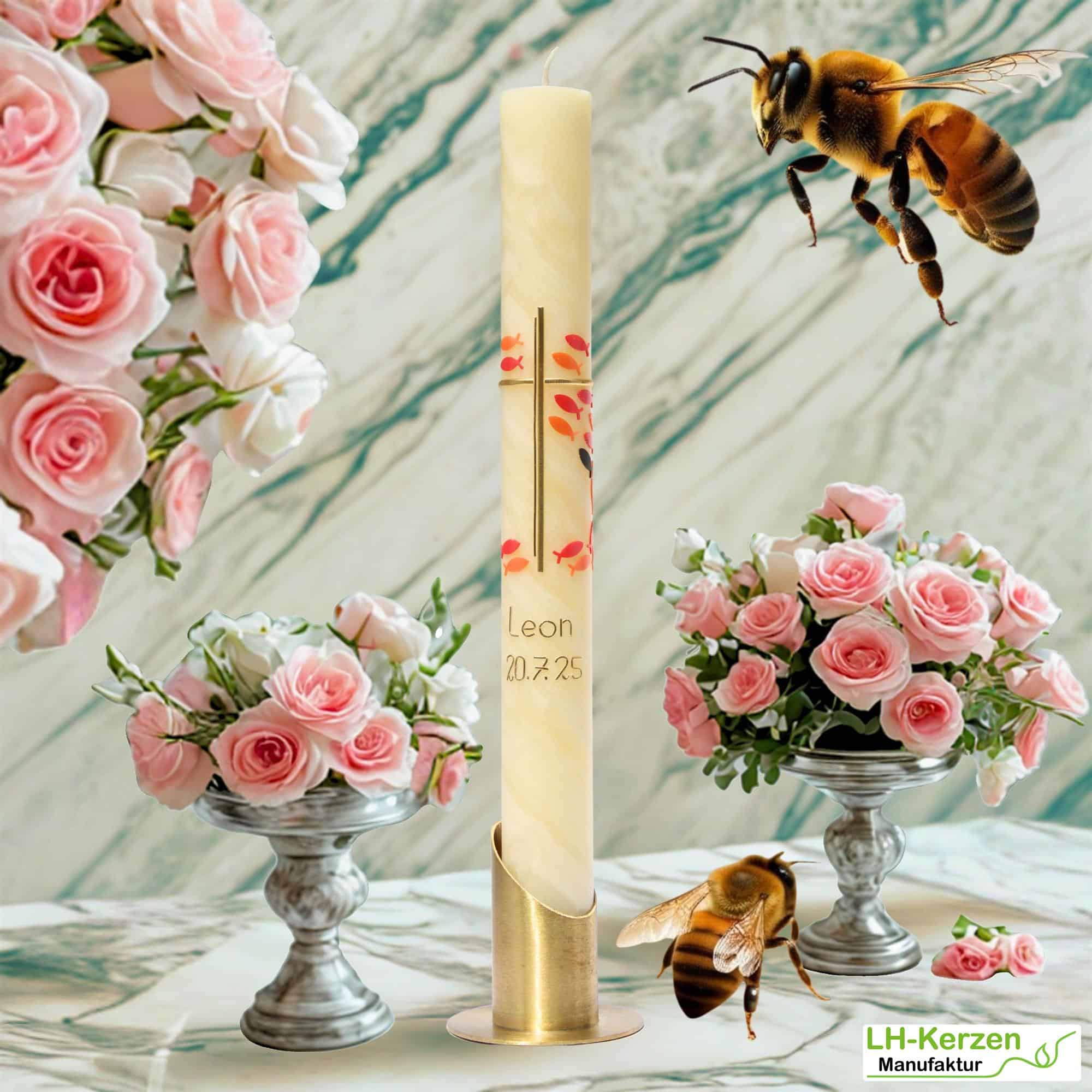 Handgeknetete Taufkerze Bienenwachs mit stilisiertem Fischmotiv, goldener Schrift und Marmorstruktur