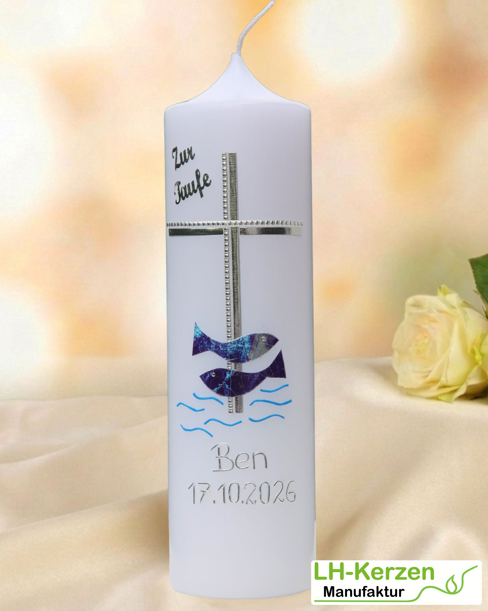 Taufkerze mit Kreuz, Fischen & Wellen in Blau-Silber – handverziert