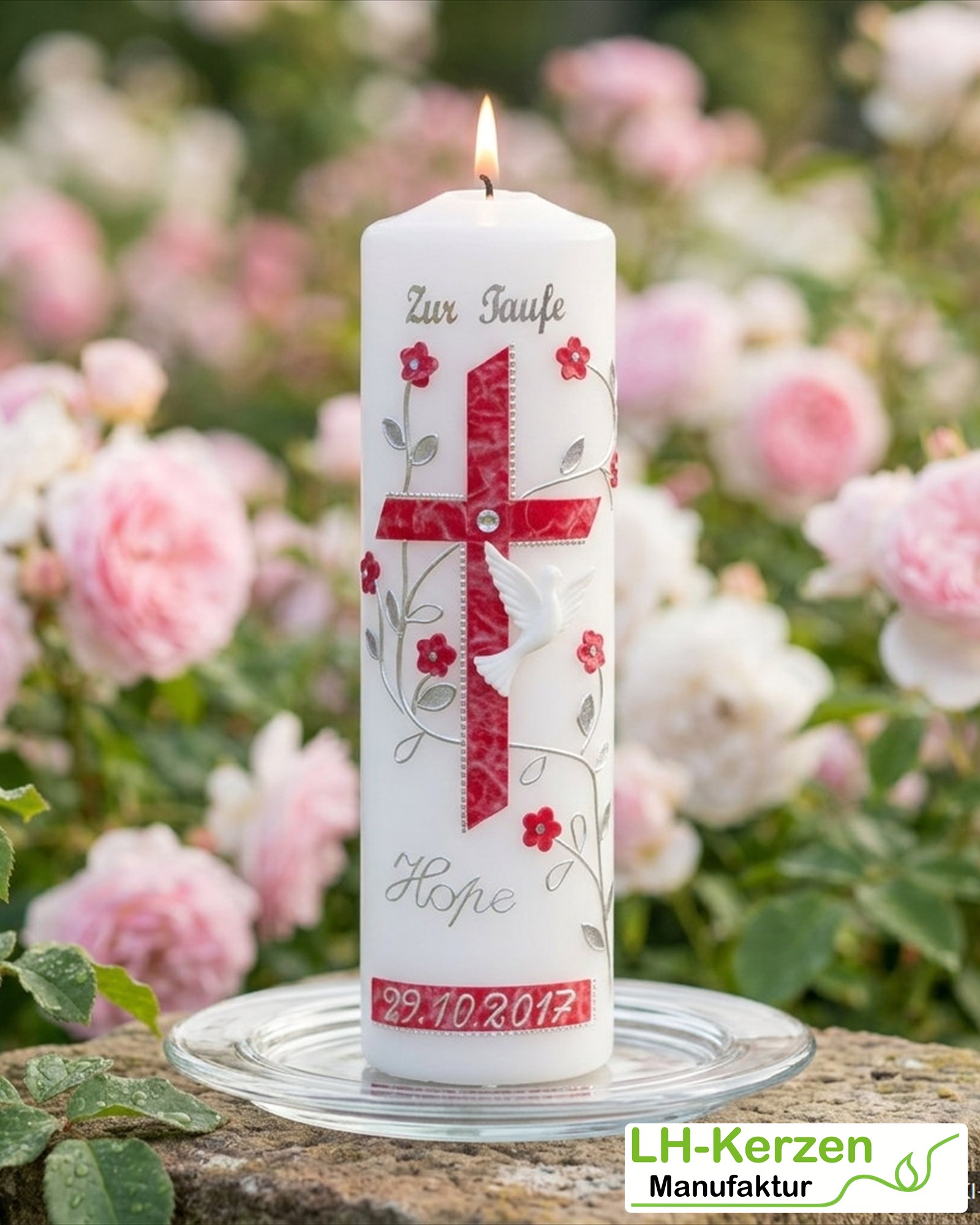 Taufkerze mit rotem Kreuz, weißer Taube und Blütenranke in Rot-Silber – handverziert
