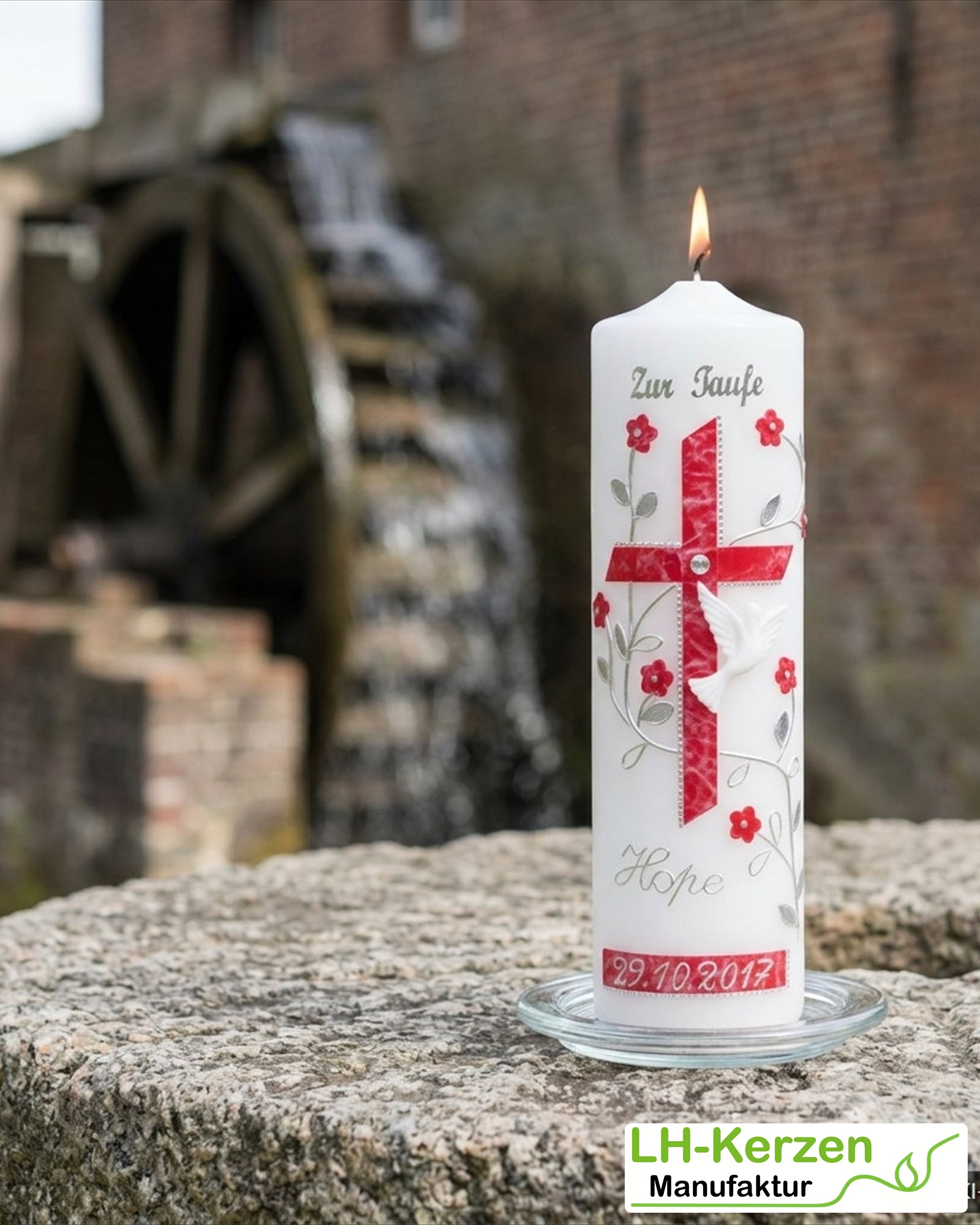 Taufkerze mit rotem Kreuz, weißer Taube und Blütenranke in Rot-Silber – handverziert