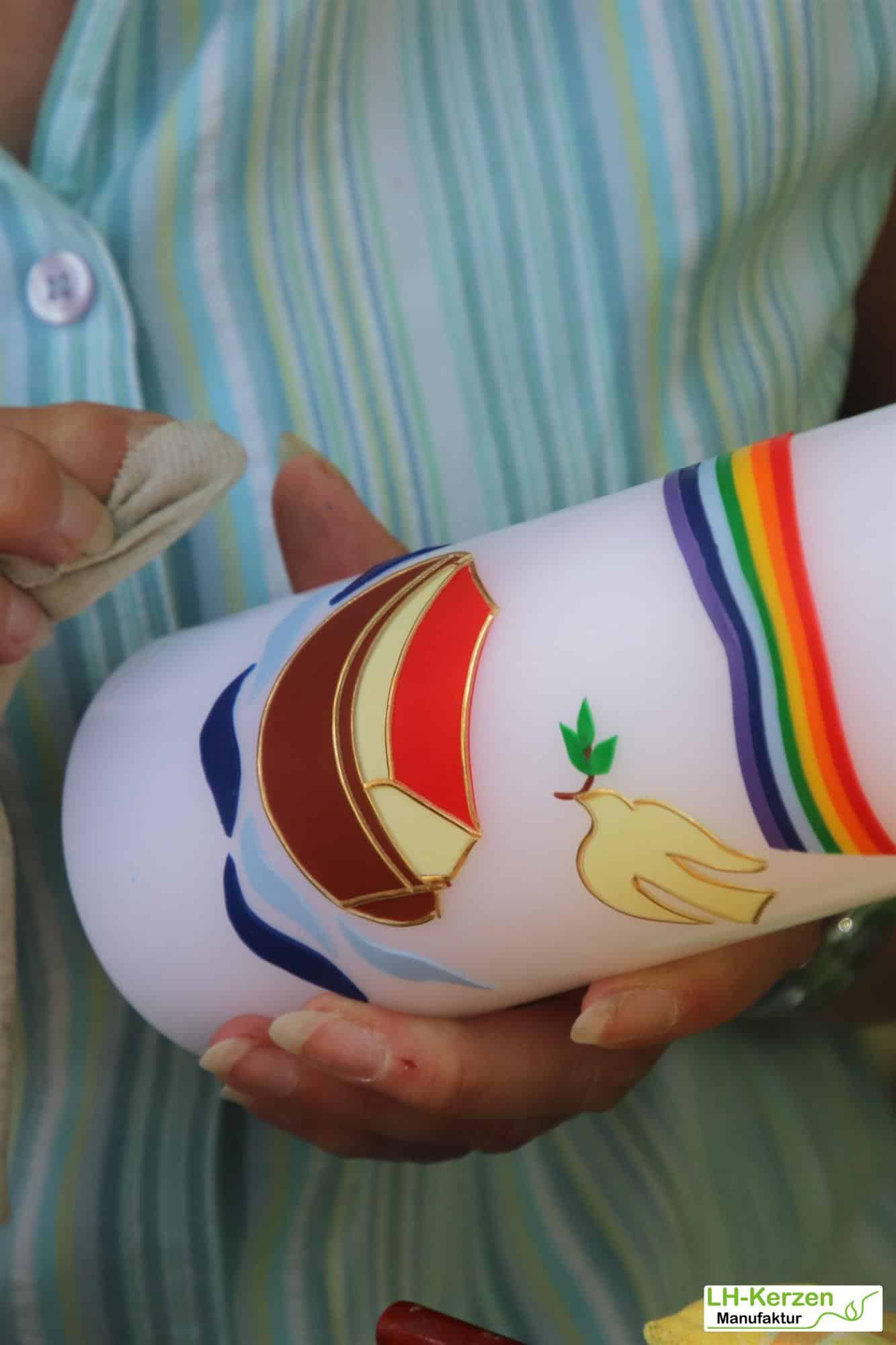 Taufkerze Arche Noah mit Regenbogen & Taube – Stumpenkerze, handverziert, personalisierbar