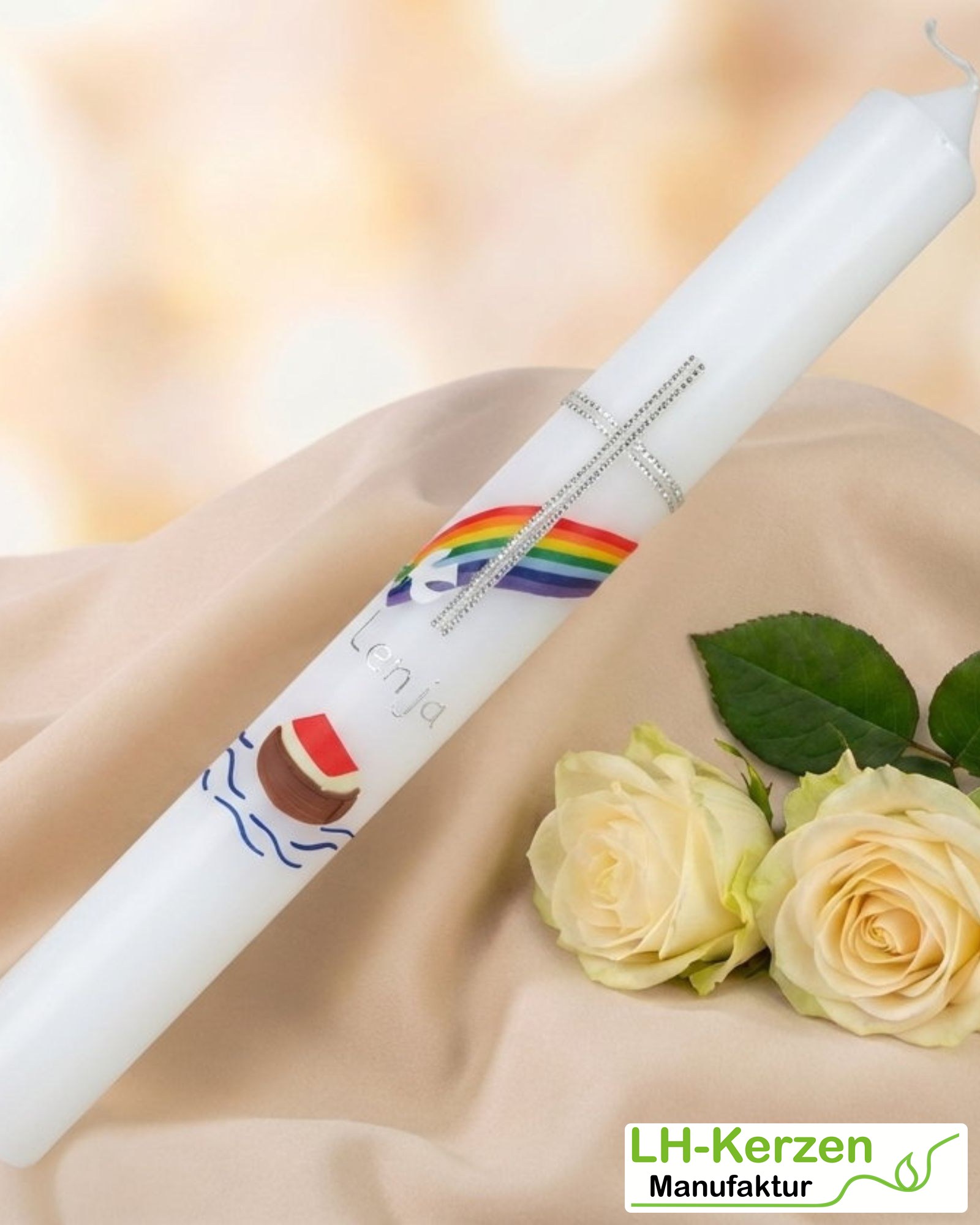 Schlanke Taufkerze Arche Noah mit Regenbogen, Kreuz und Taube, handverziert, personalisierbar