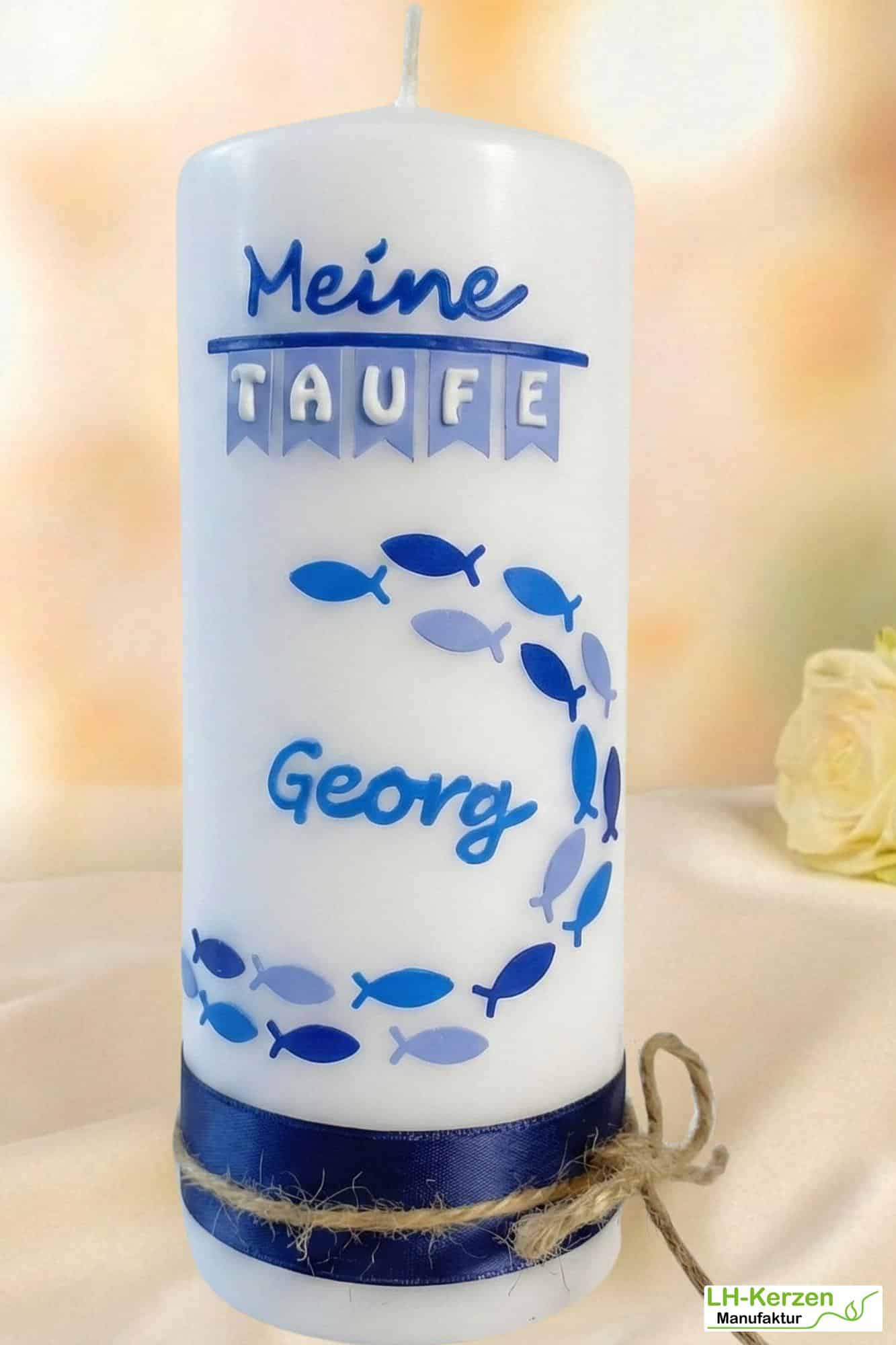 Taufkerze mit Fischen, Satinband & Echtwachsbeschriftung – handverziert, personalisierbar