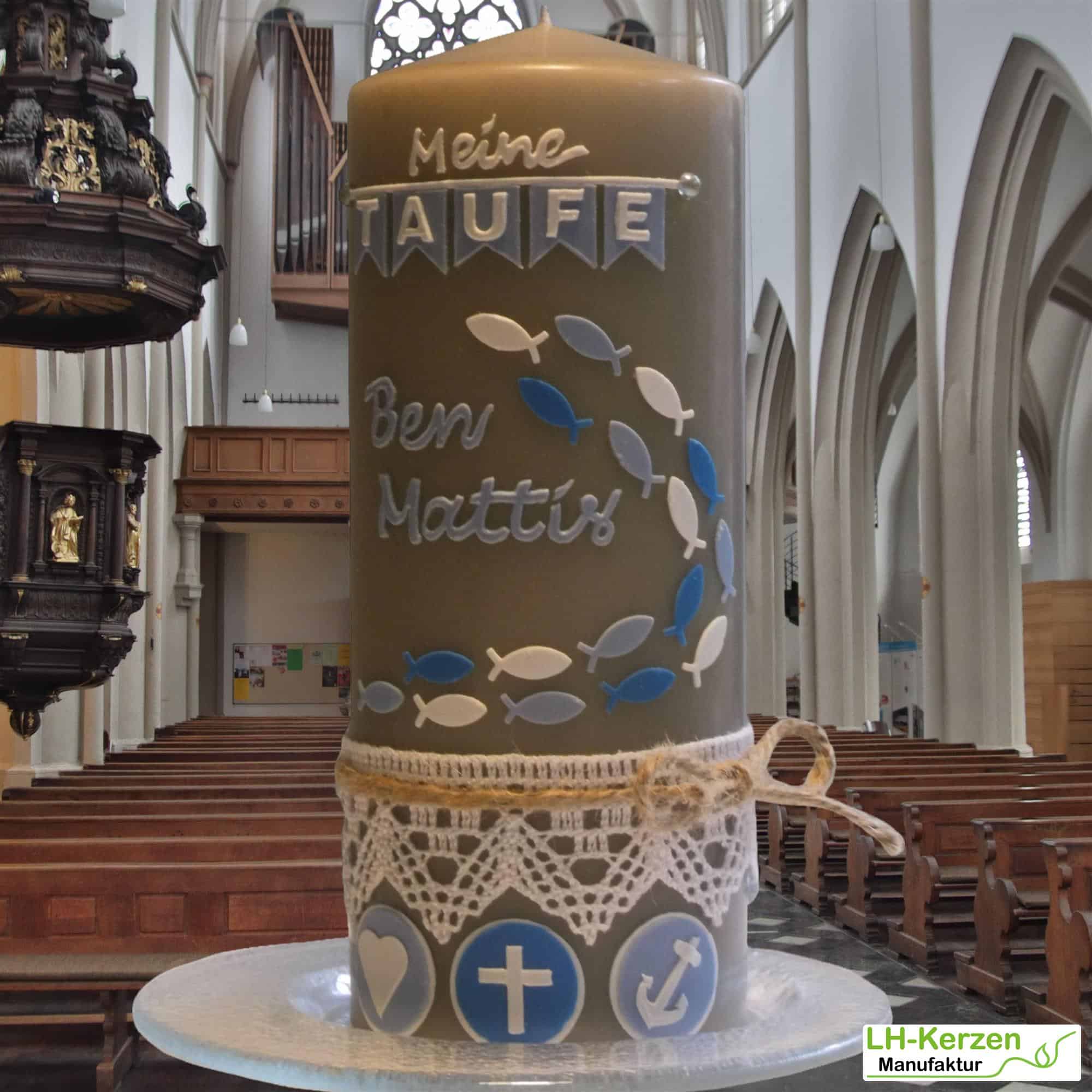 Taufkerze in taupe mit Fischen, Glaube Liebe Hoffnung und Klöppelspitze, Echtwachsbeschriftung