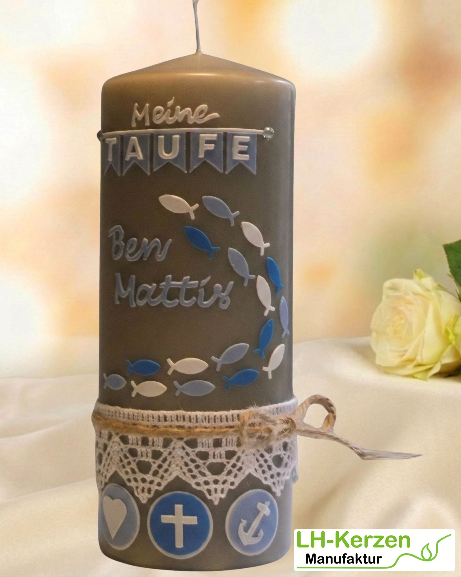Taufkerze in taupe mit Fischen, Glaube Liebe Hoffnung und Klöppelspitze, Echtwachsbeschriftung