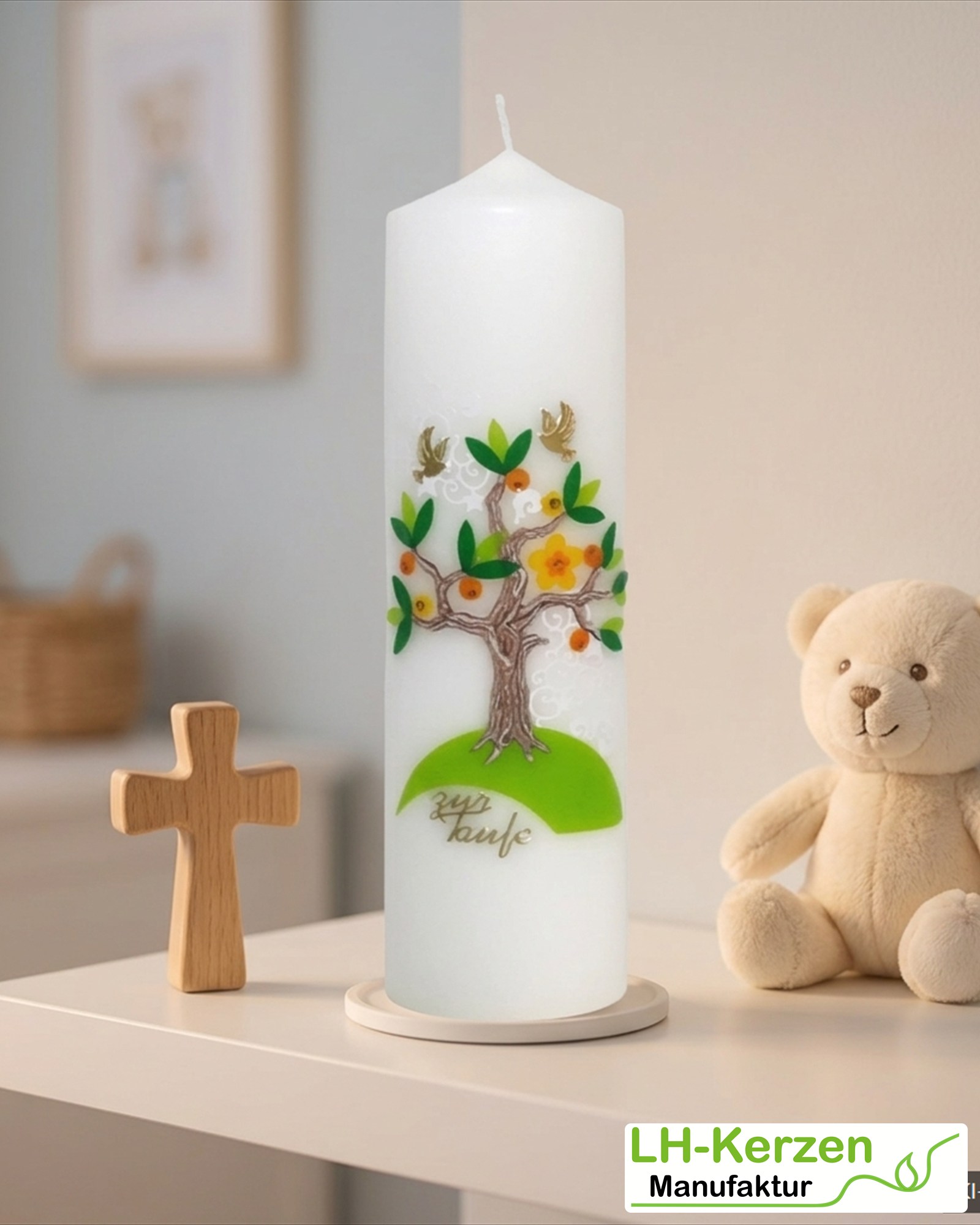 Taufkerze mit Lebensbaum, Blüten & Tauben – personalisierbar