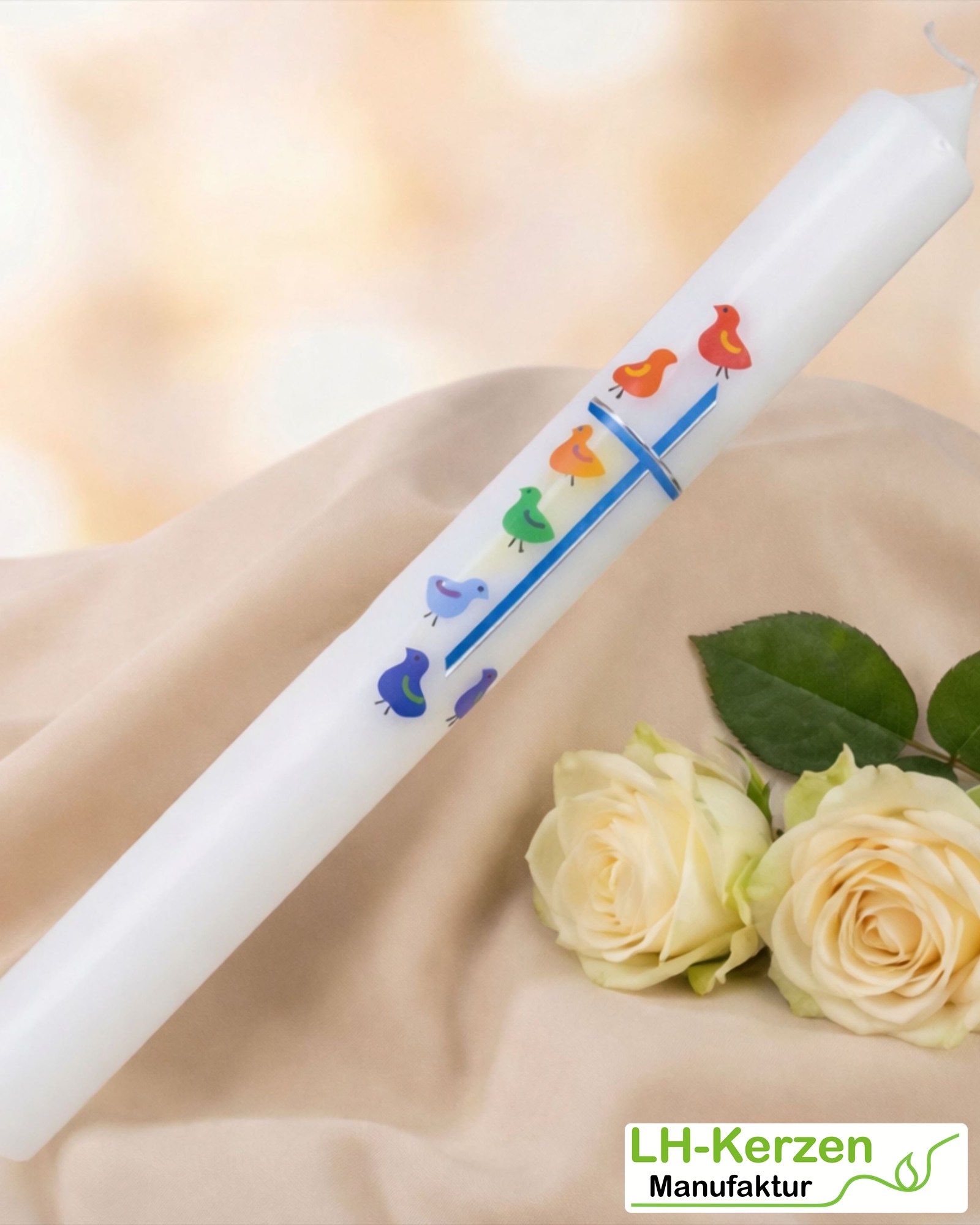 „Alle Vögel sind schon da“ – Schlanke Taufkerze mit bunten Vögelchen & Kreuz, handverziert