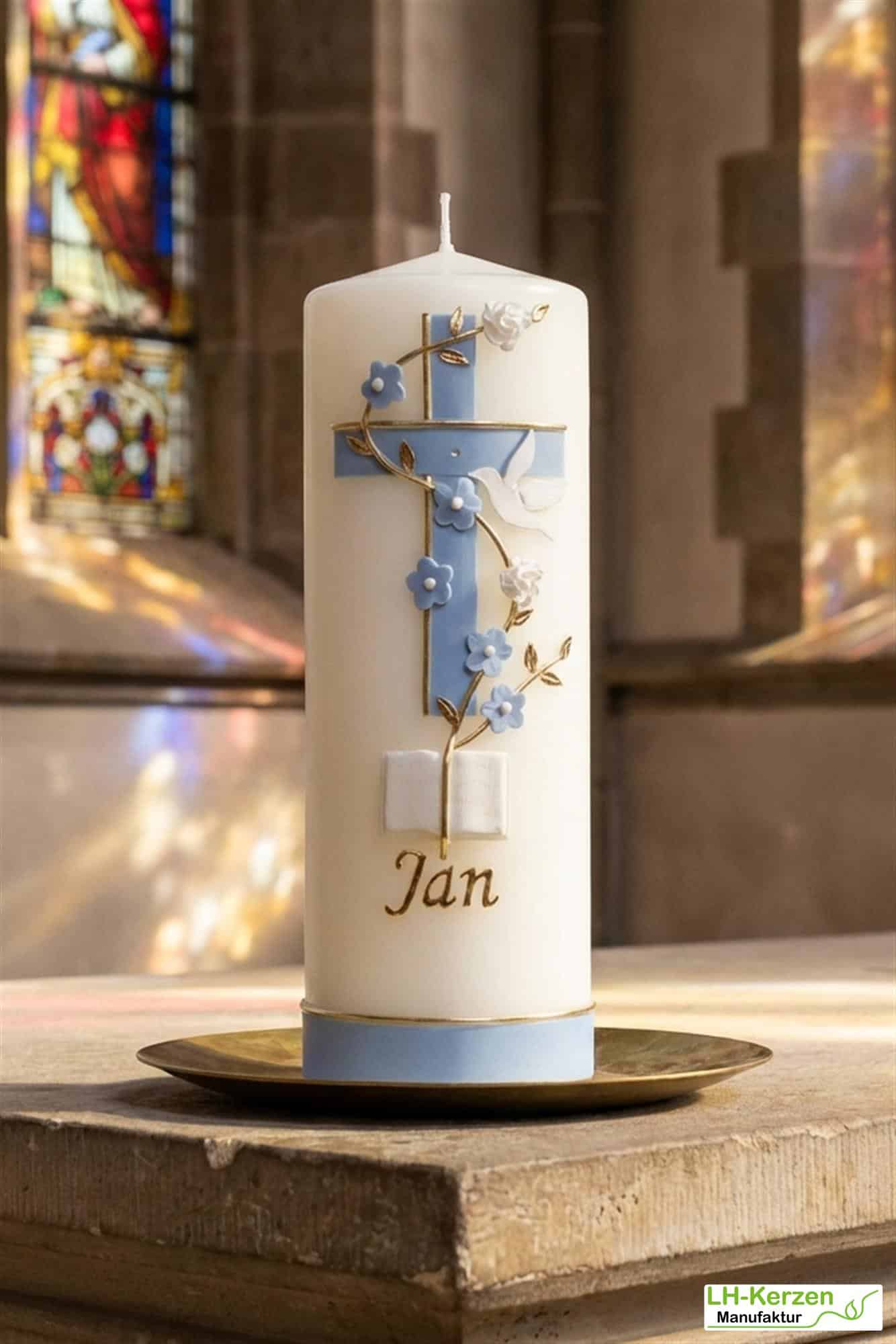 Taufkerze mit zweifarbigem Kreuz in elfenbein, Blumenranke, Taube und Bibel, personalisierbar