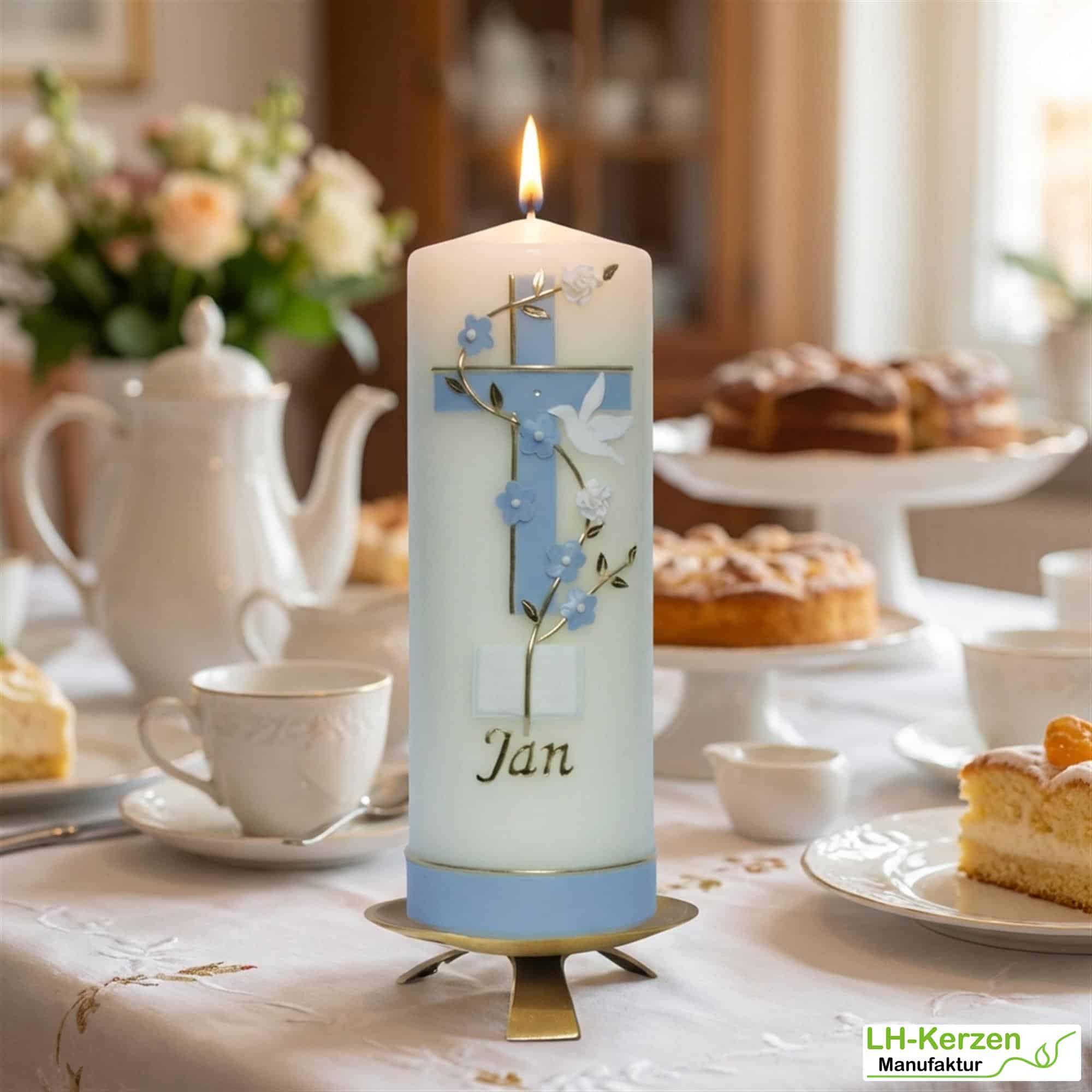 Taufkerze mit zweifarbigem Kreuz in elfenbein, Blumenranke, Taube und Bibel, personalisierbar