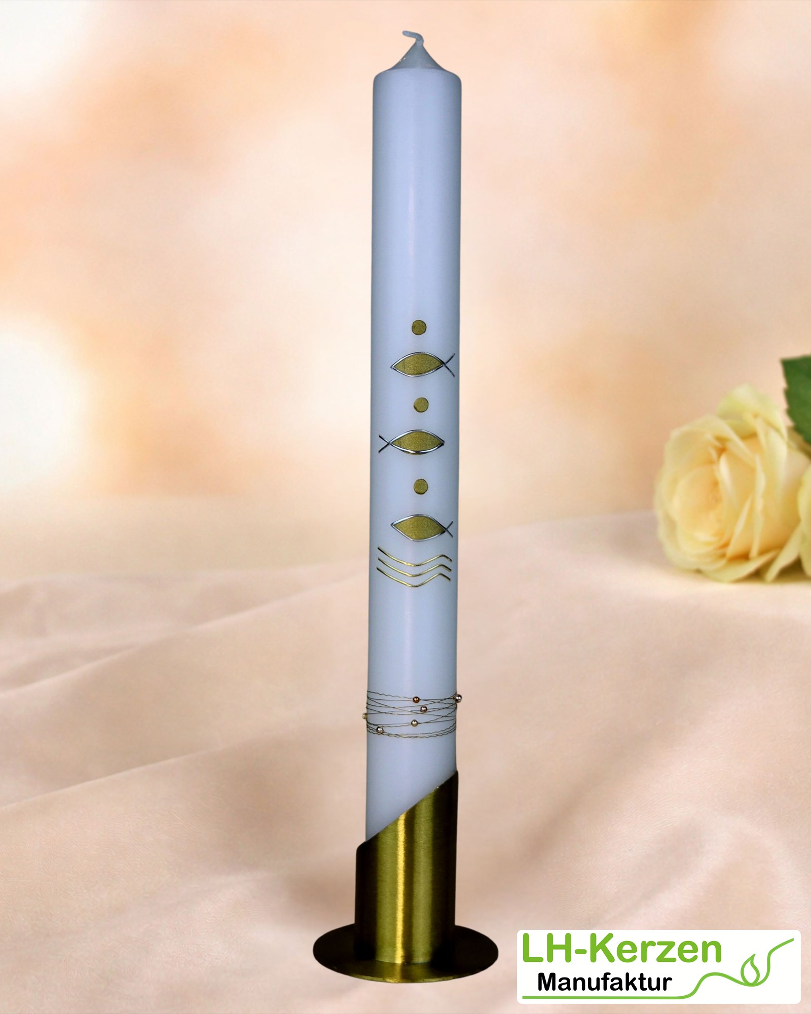 Schlanke Taufkerze mit goldenen Fischen, Wellen & Drahtschmuck – elegant & personalisierbar