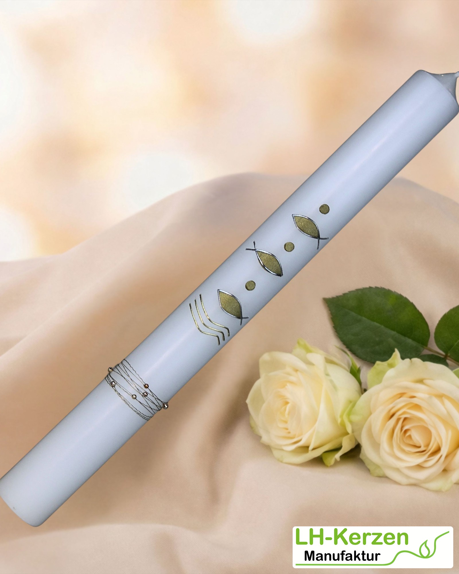 Schlanke Taufkerze mit goldenen Fischen, Wellen & Drahtschmuck – elegant & personalisierbar