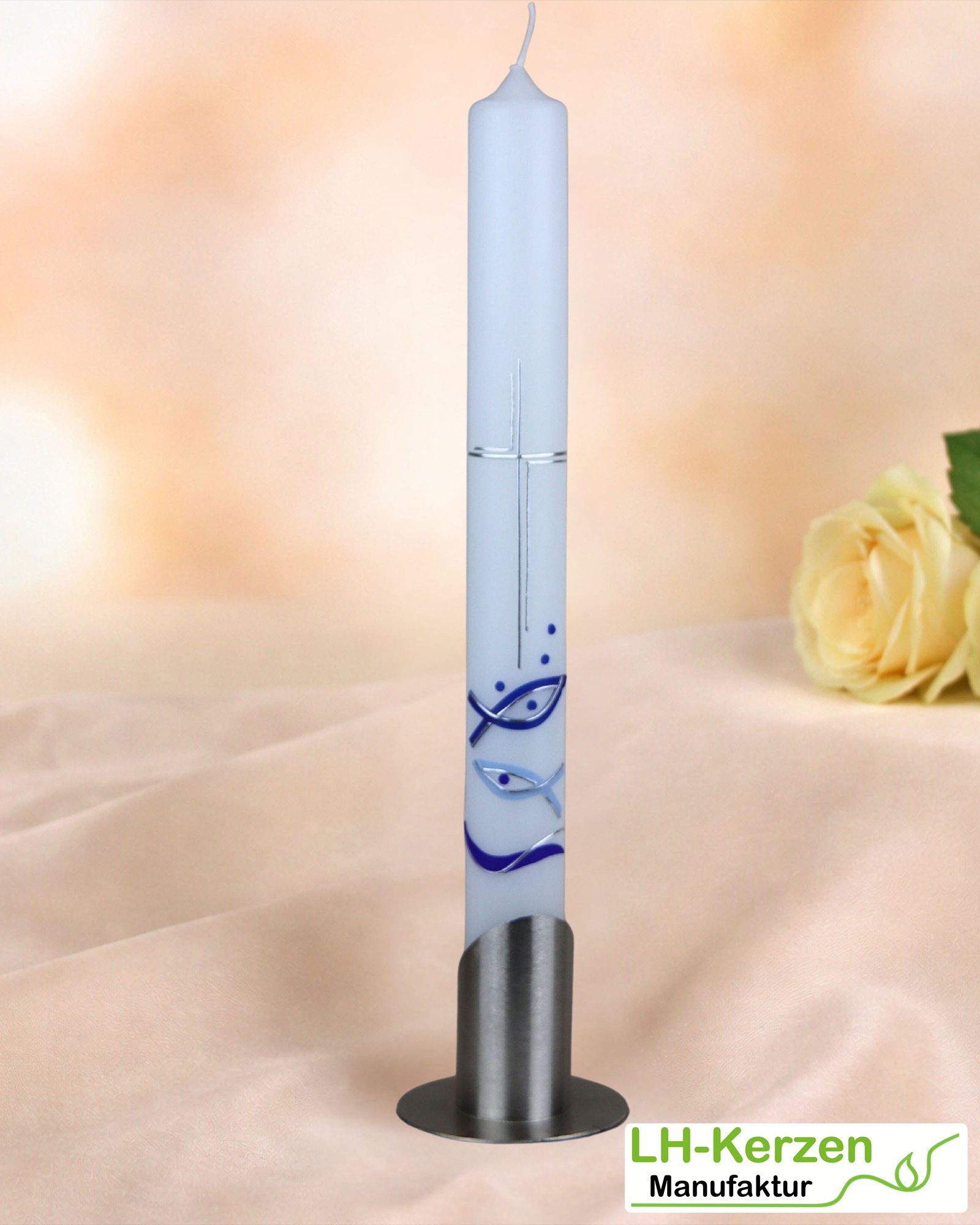 Schlanke Taufkerze mit Kreuz, blauen Fischen und Wellen – handverziert, 400×40 mm, personalisierbar