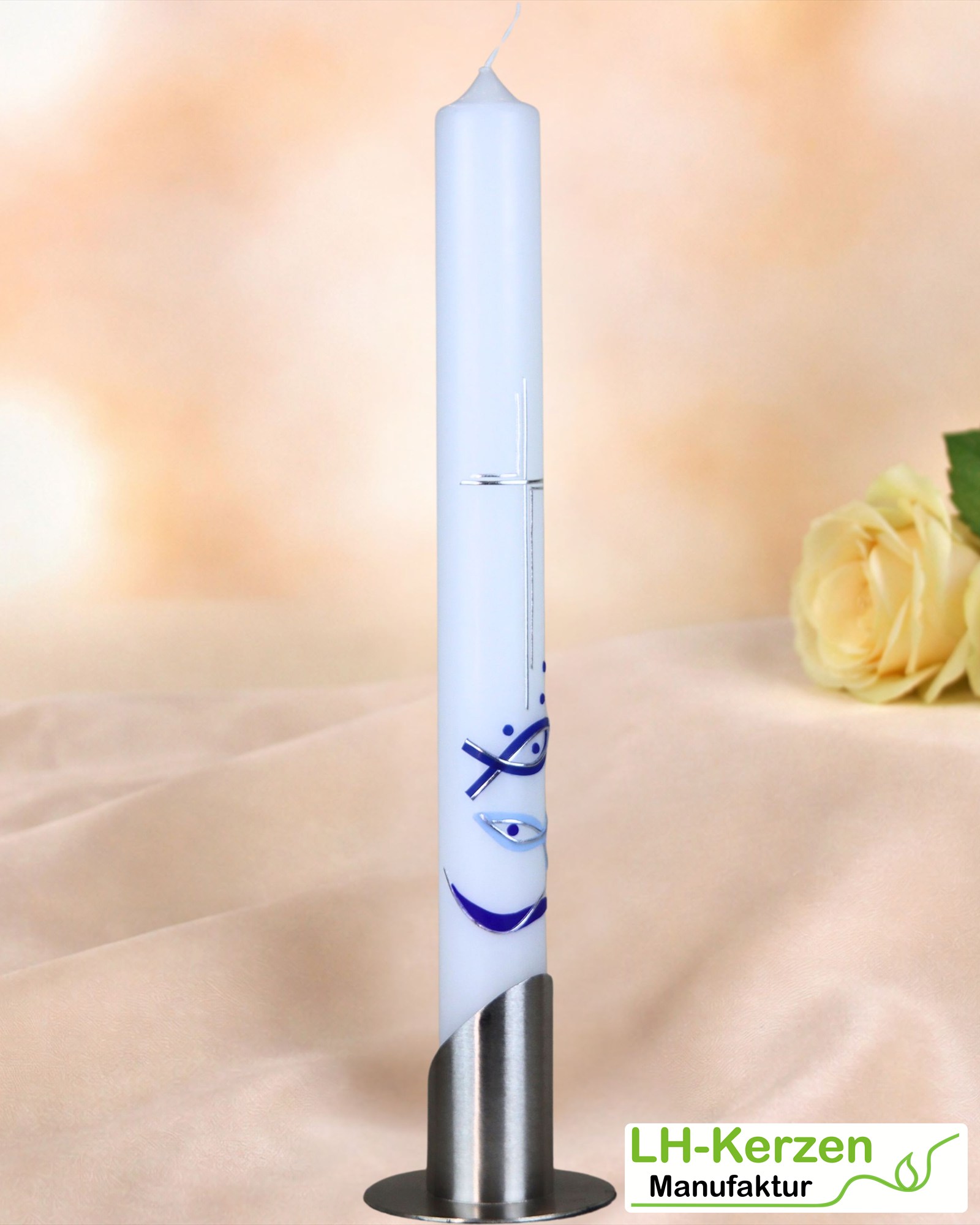 Schlanke Taufkerze mit Kreuz, blauen Fischen und Wellen – handverziert, 400×40 mm, personalisierbar