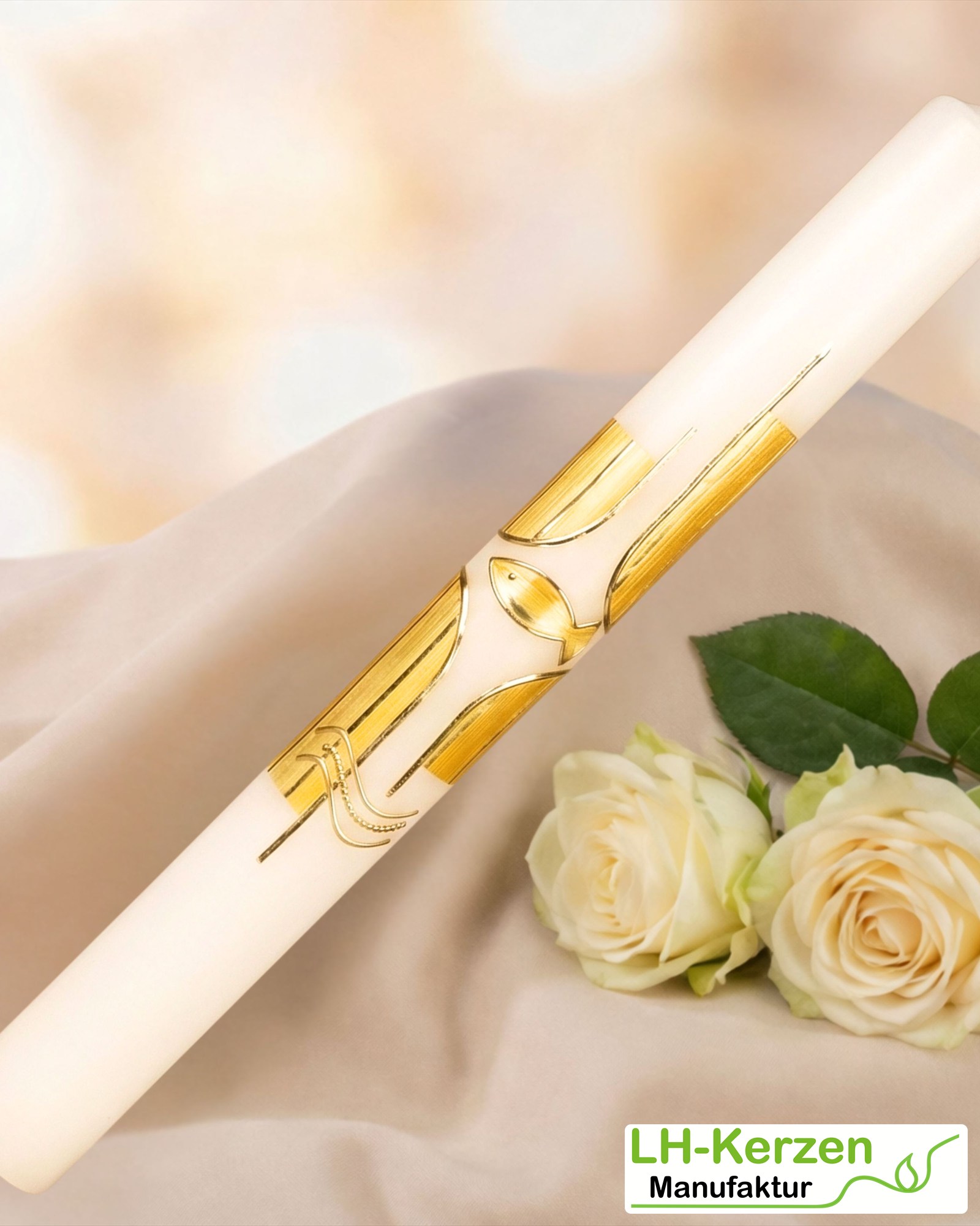 Schlanke Taufkerze mit goldenem Kreuz, Fischsymbol & Wellen – modern, personalisierbar