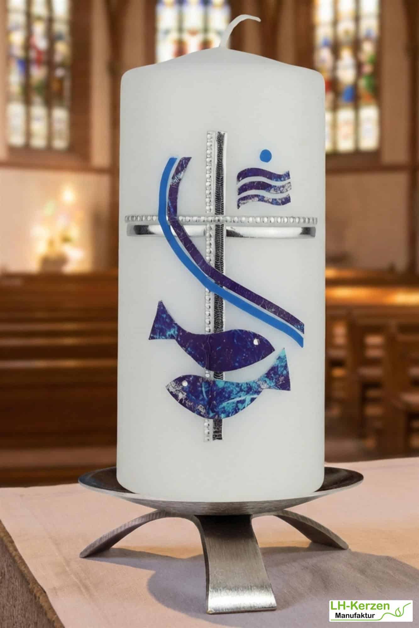 Weiße Konfirmationskerze mit Kreuz, Fischen & Weihwasser , silber-blau, handverziert