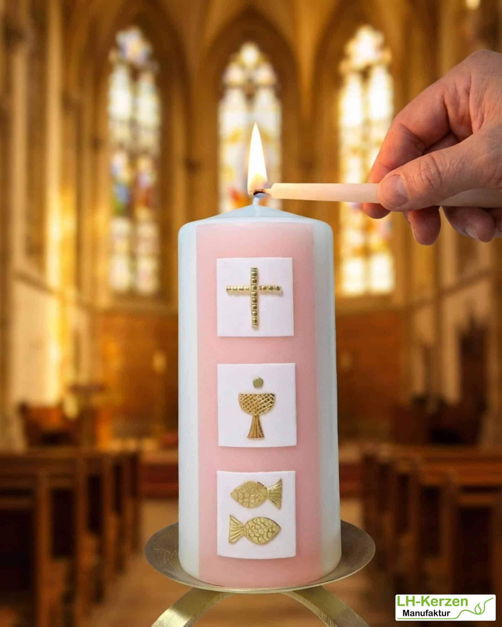 Elfenbeinfarbene Konfirmationskerze mit drei Kacheln & christlichen Symbolen