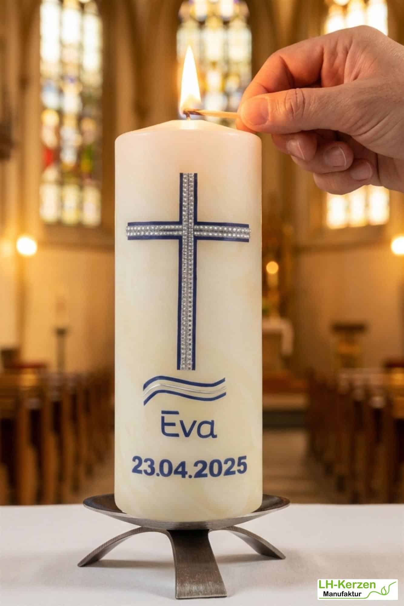 Bienenwachs Konfirmationskerze mit Kreuz & Wellen – blau silber, handgeknetet